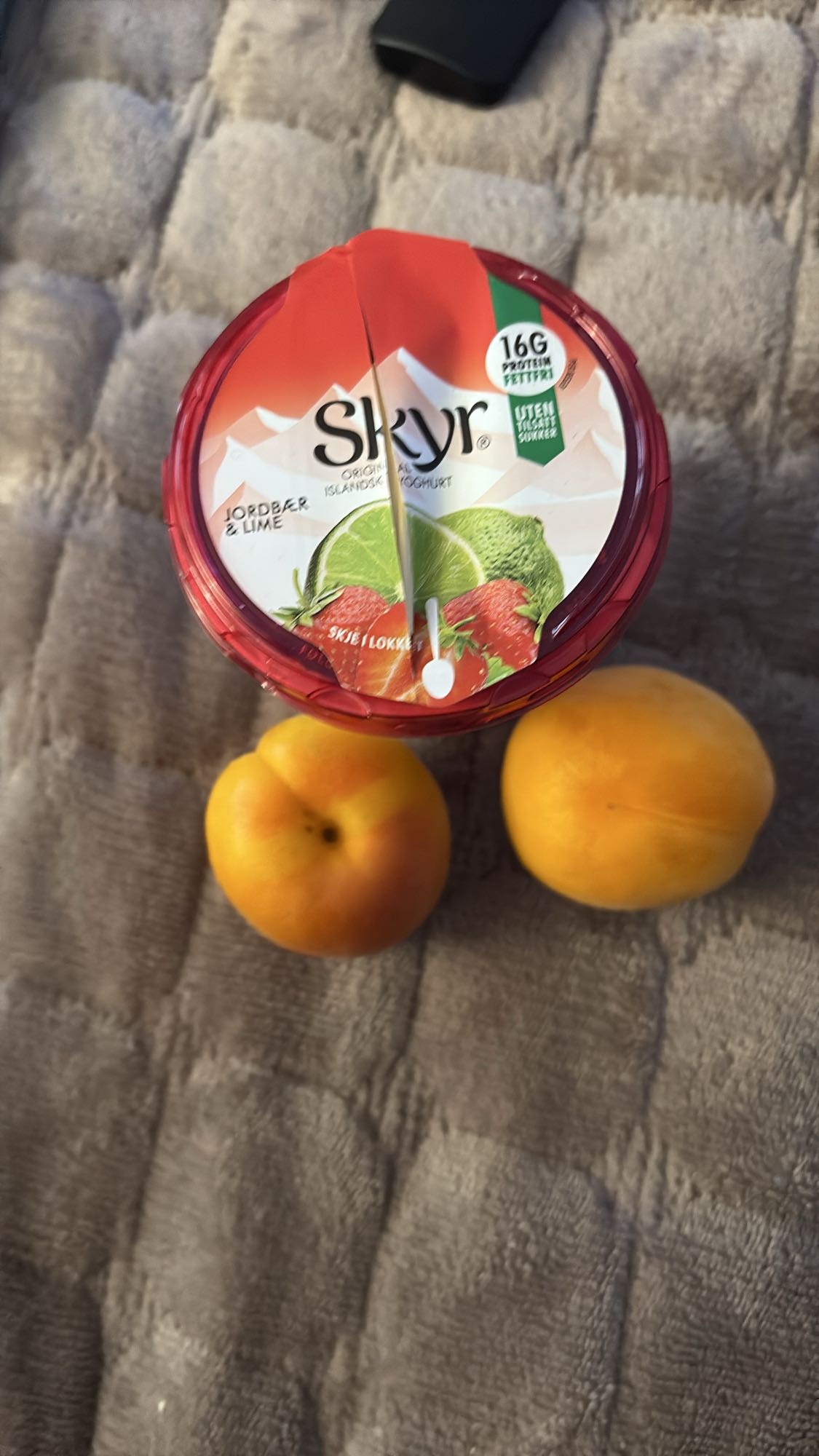 Skyr og aprikoser