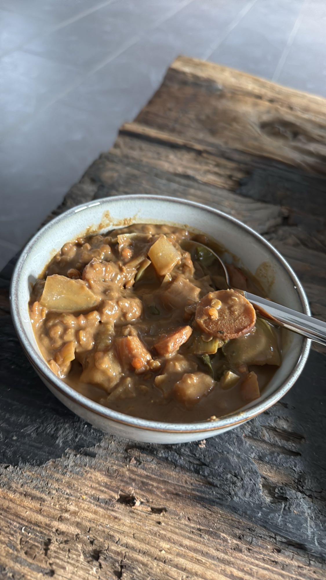 Linseneintopf mit roten Linsen und Gemüse