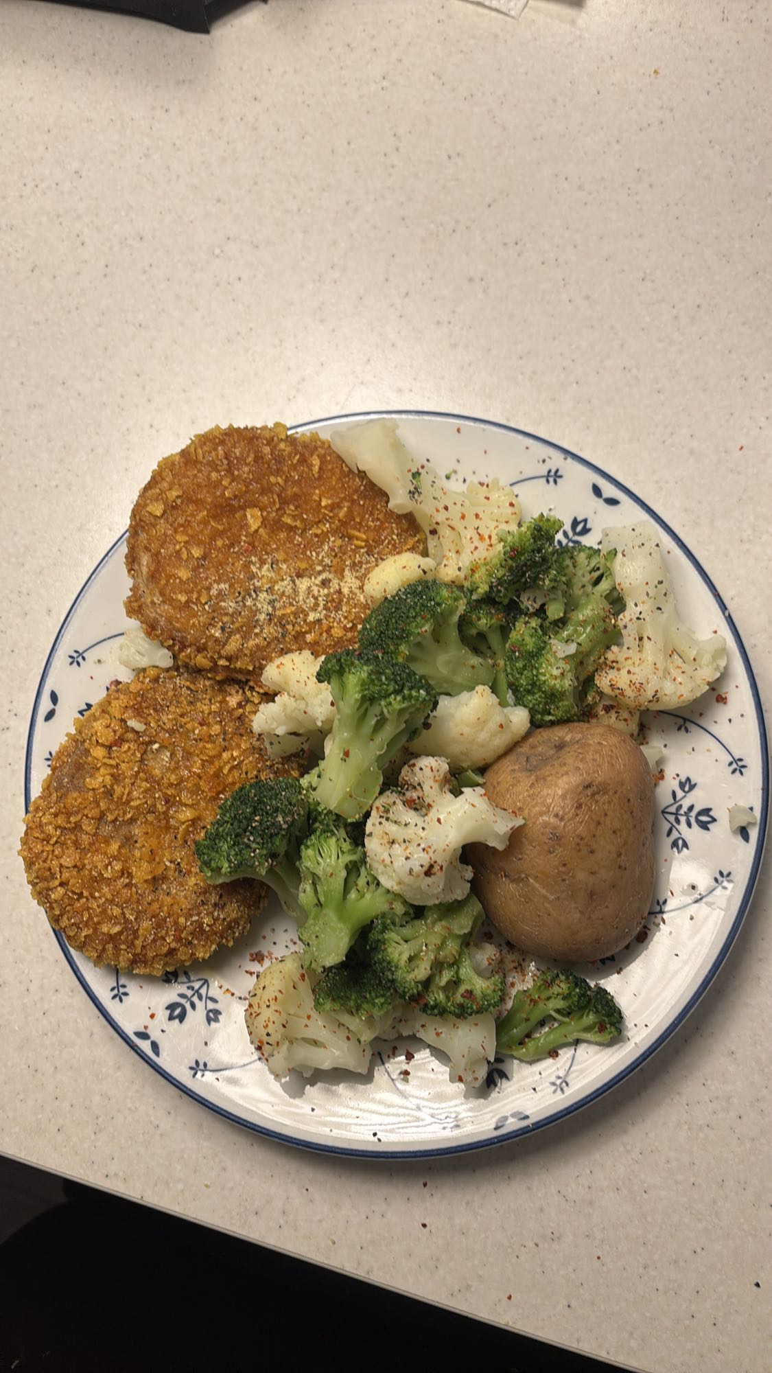 Kyllingburger med brokkoli, blomkål og potet