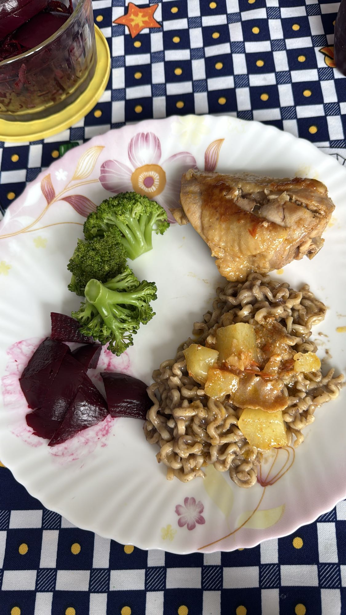 Frango, macarrão e legumes