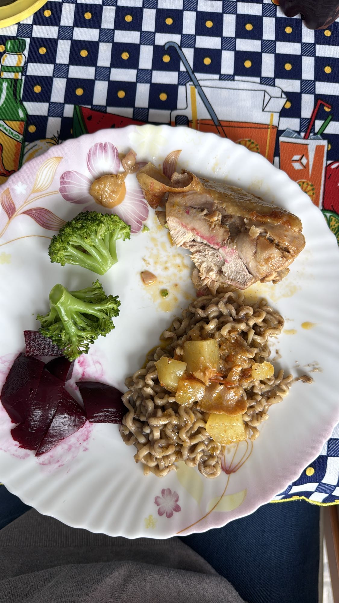 Frango, macarrão e legumes