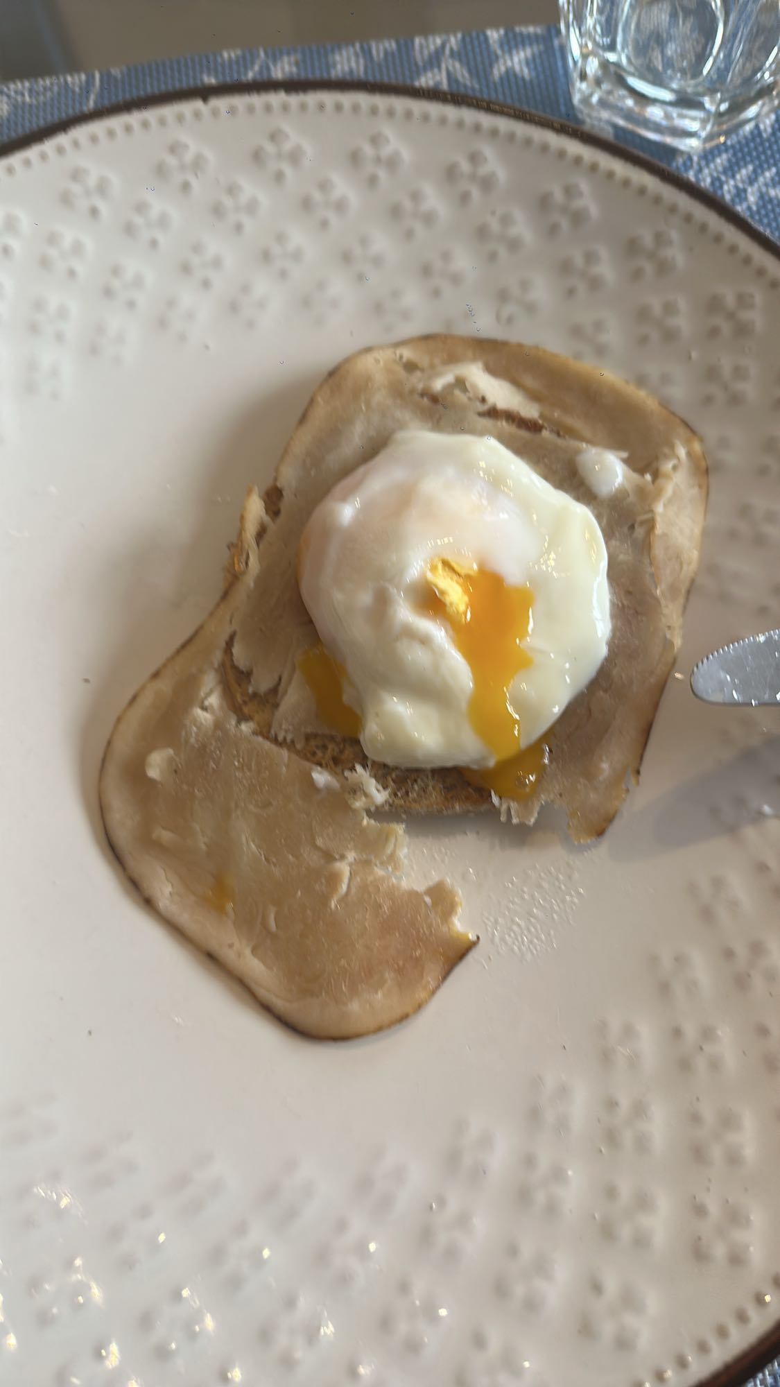 Tostada con huevo y pavo