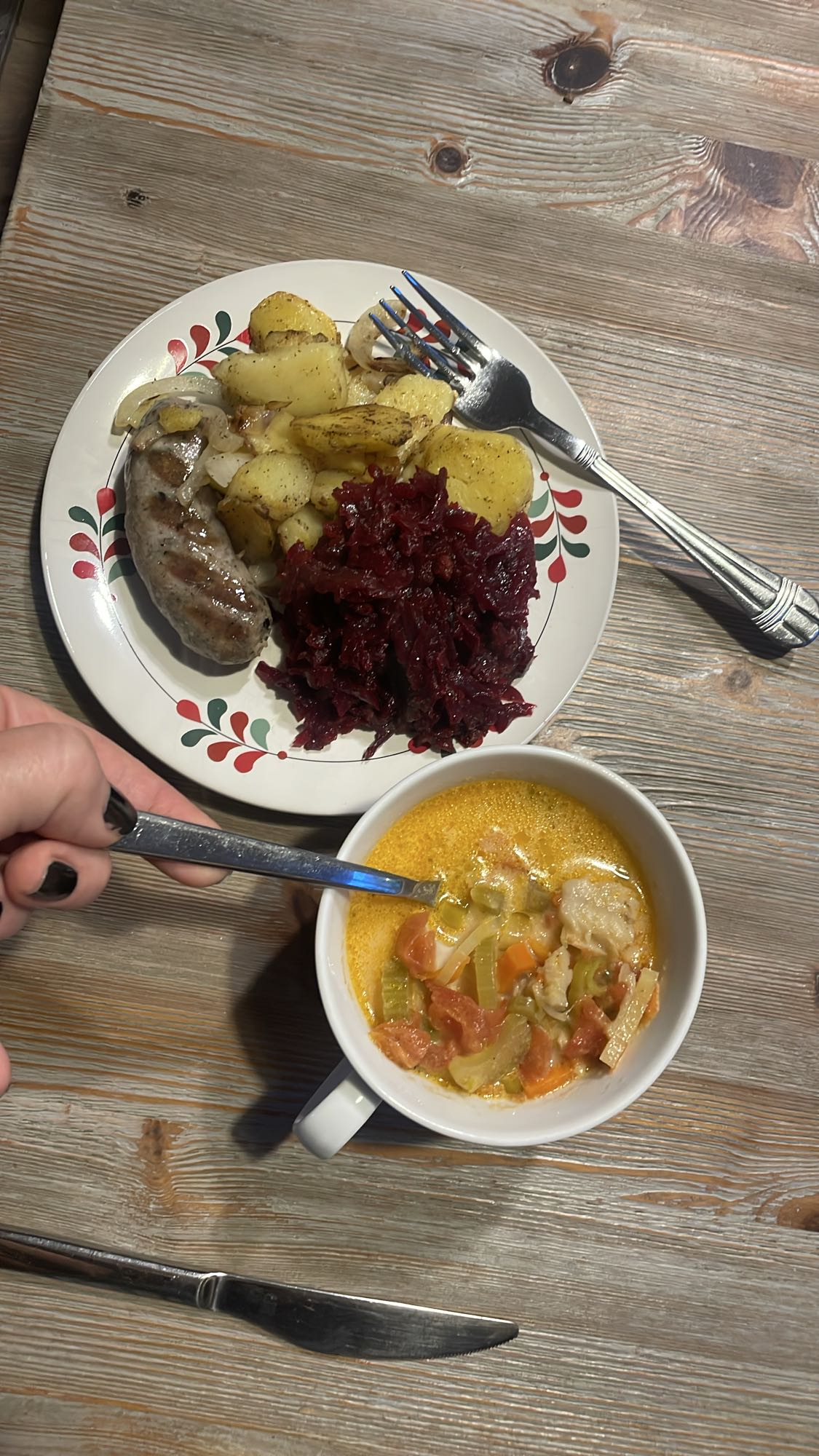 Kiełbasa z ziemniakami i zupa