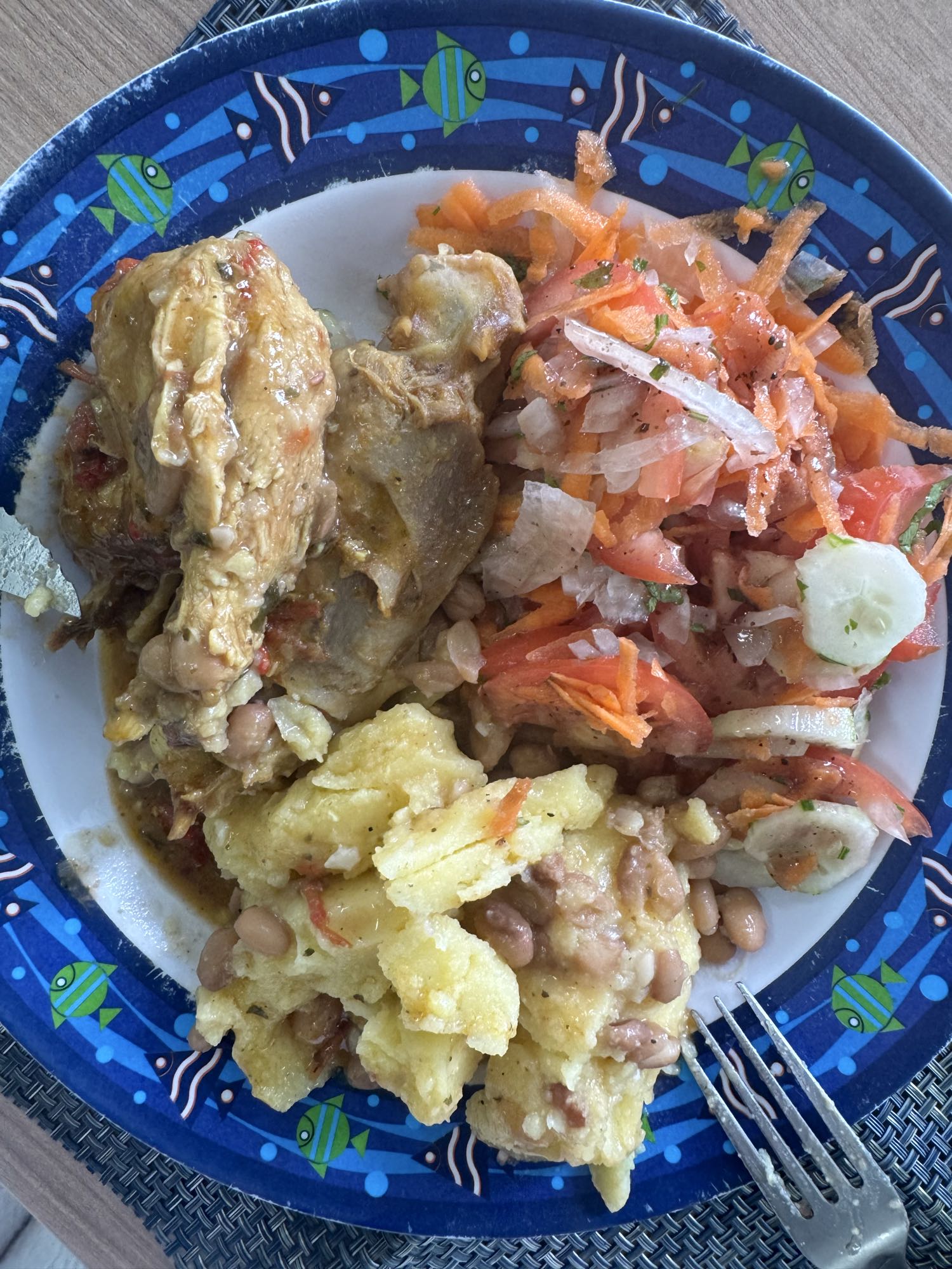 Frango com salada e angu