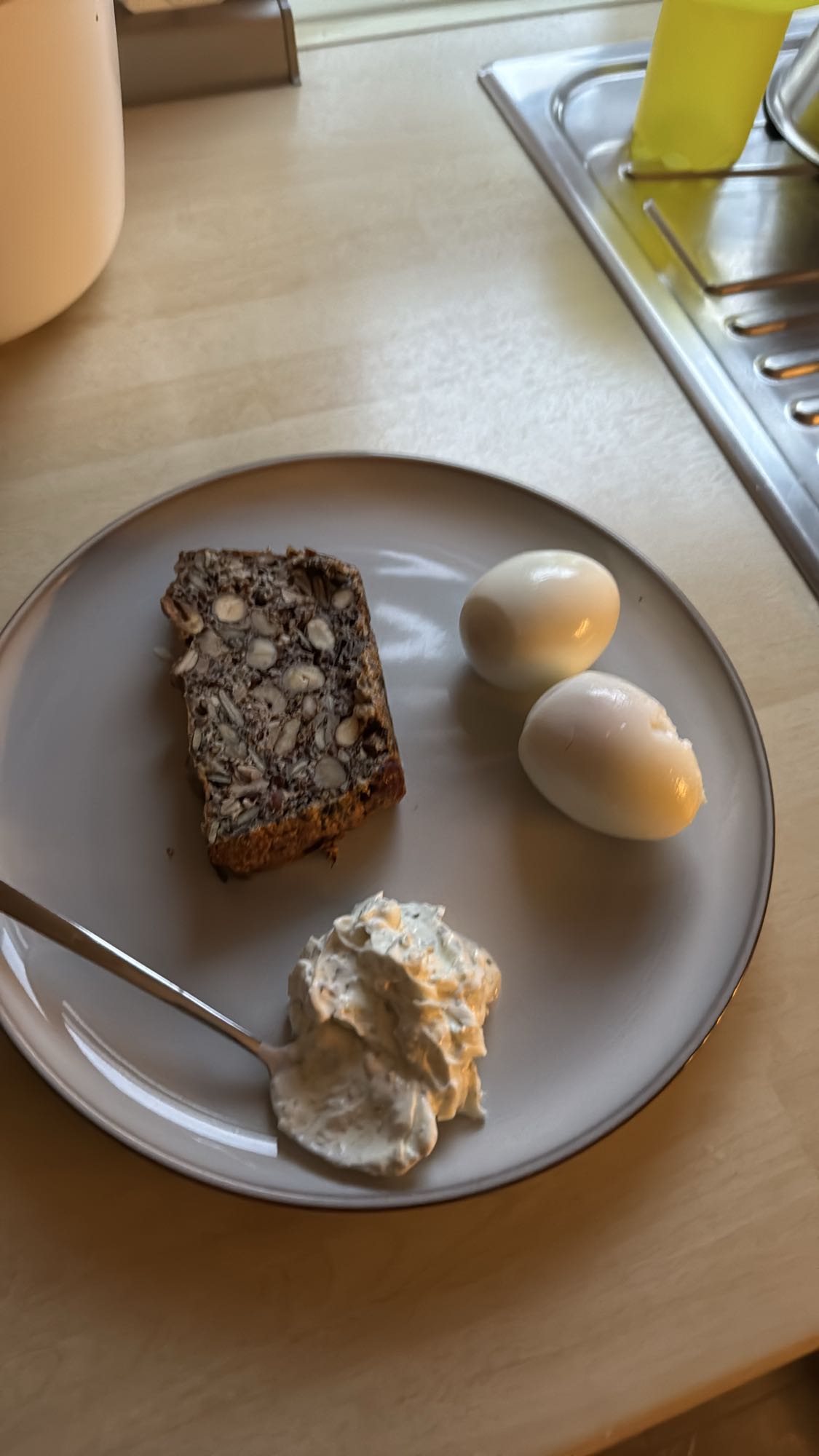 Nuss-Samenbrot mit Frühlingsquark und 2 gekochte Eier