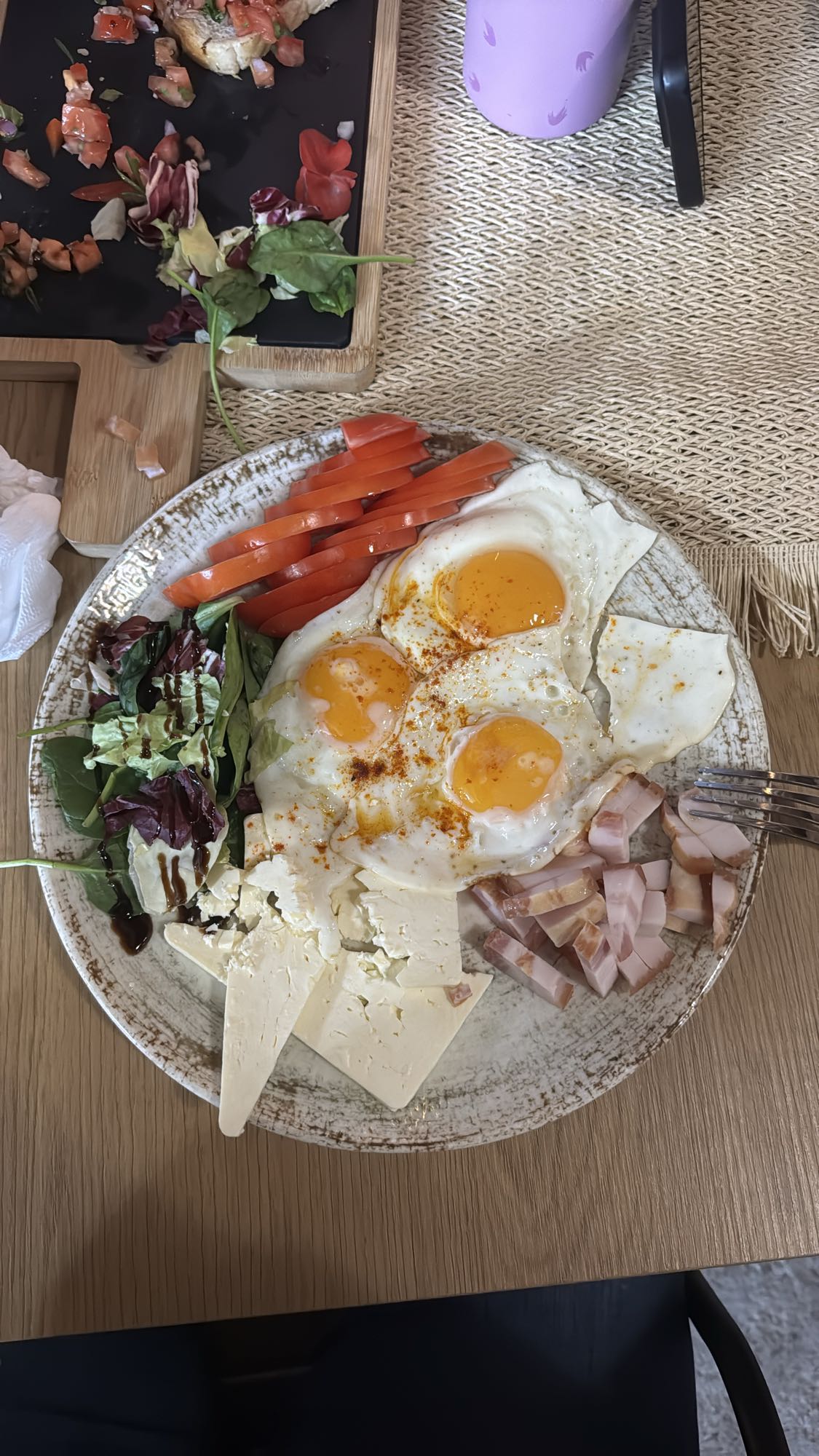 Mic dejun cu ouă și legume