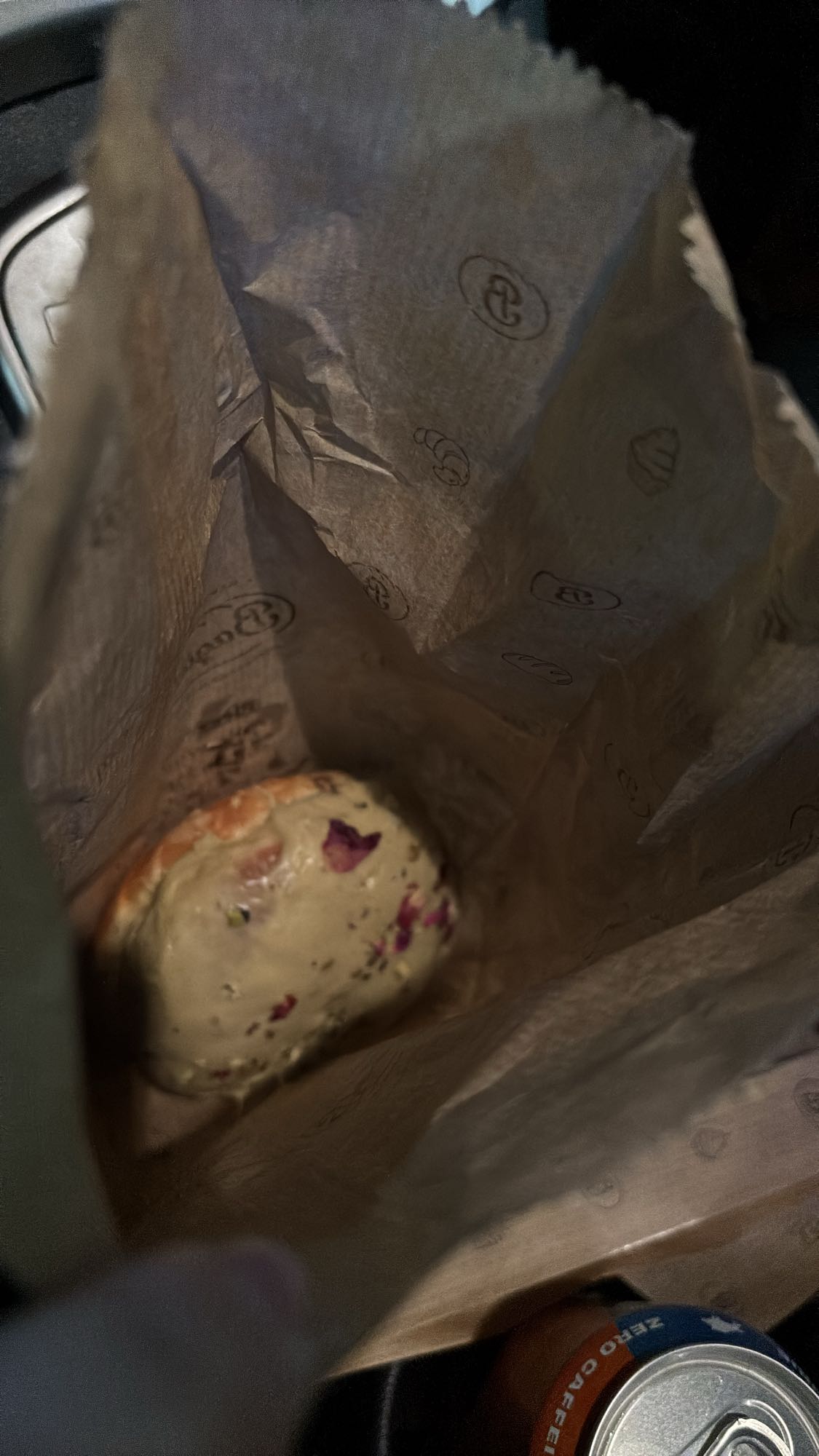 bułka z kremem pistacjowym