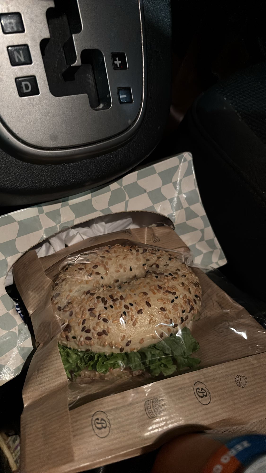 Bagietka z ziarnami i sałatą