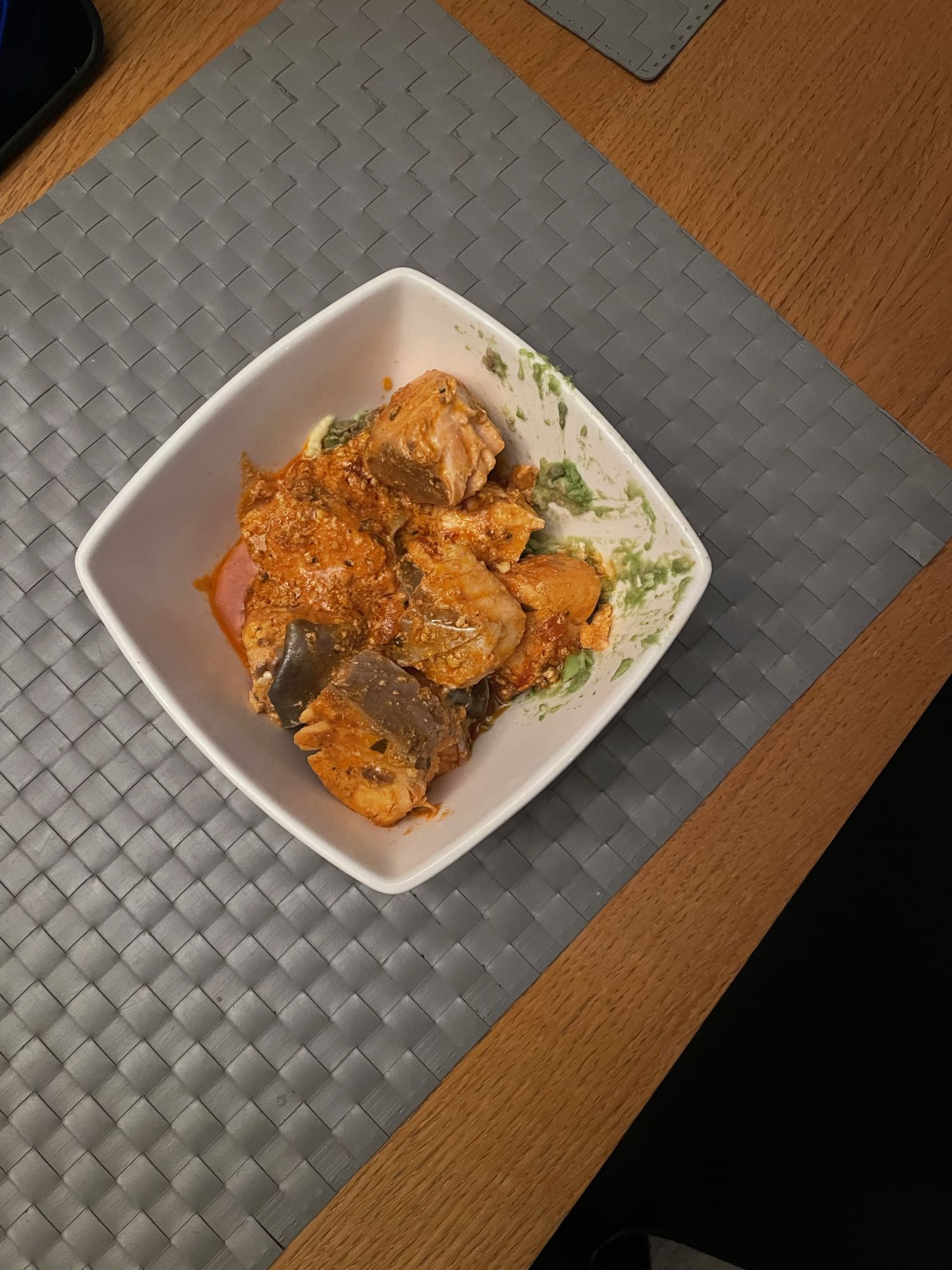 Łosoś z jogurtowym sosem pomidorowym i awokado