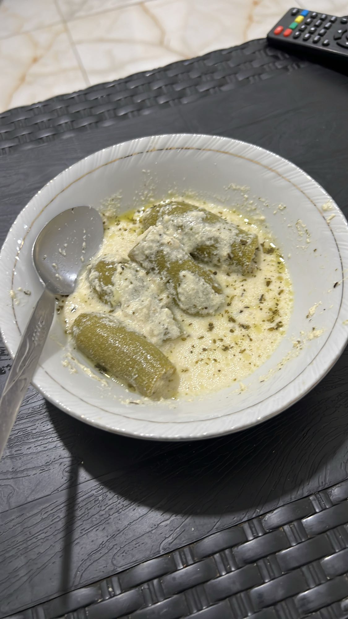 Stuffed zucchini in yogurt sauce