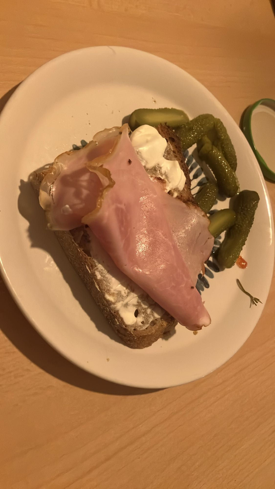 Pão com presunto e pickles