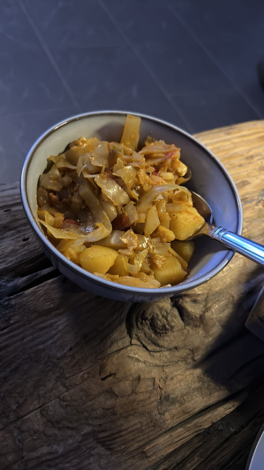 Kohl und Kartoffel Eintopf mit Schafskäse