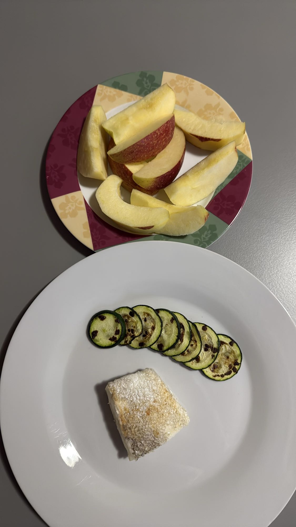 Pește cu dovlecei și mere