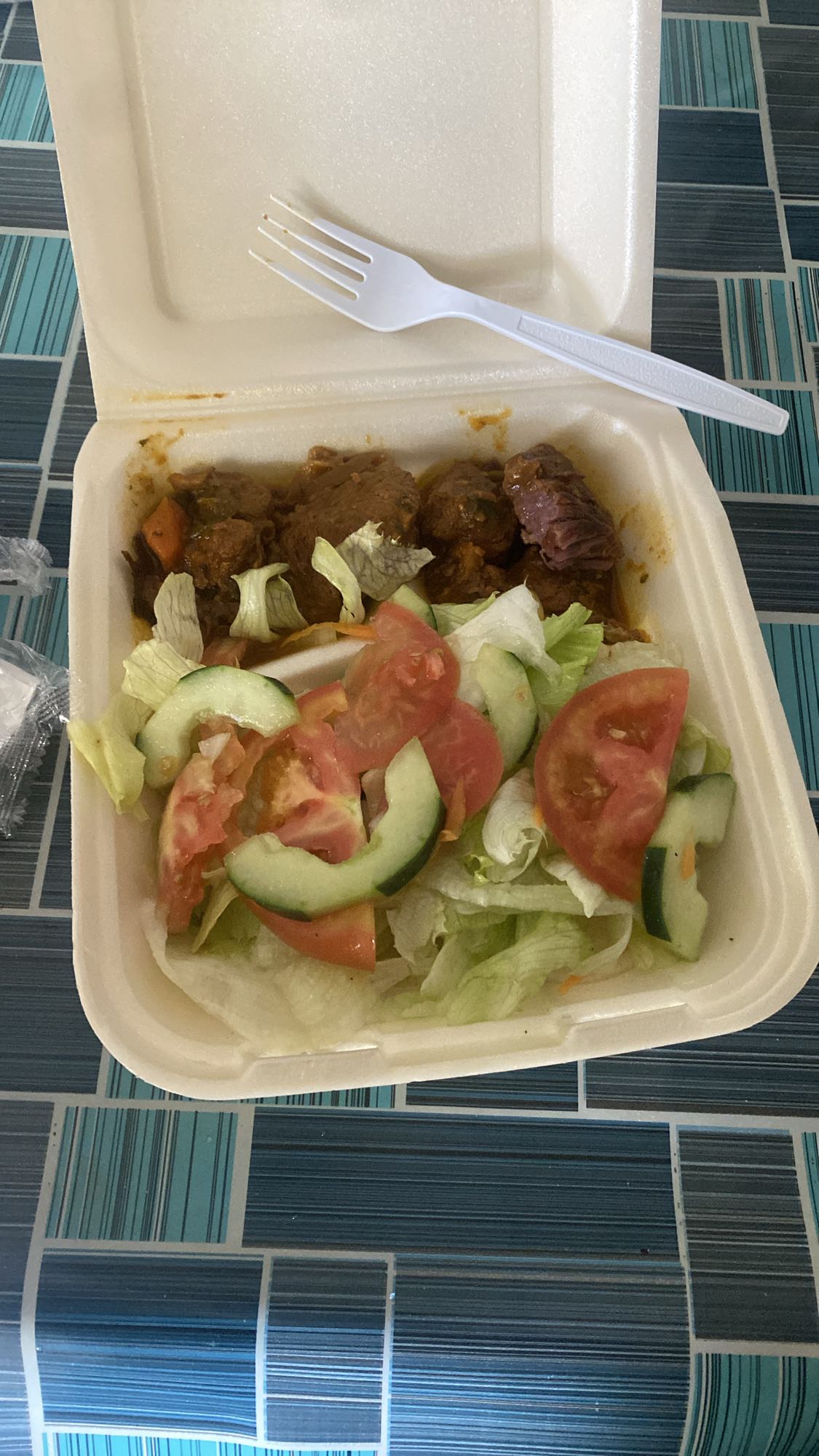 Carne guisada con ensalada
