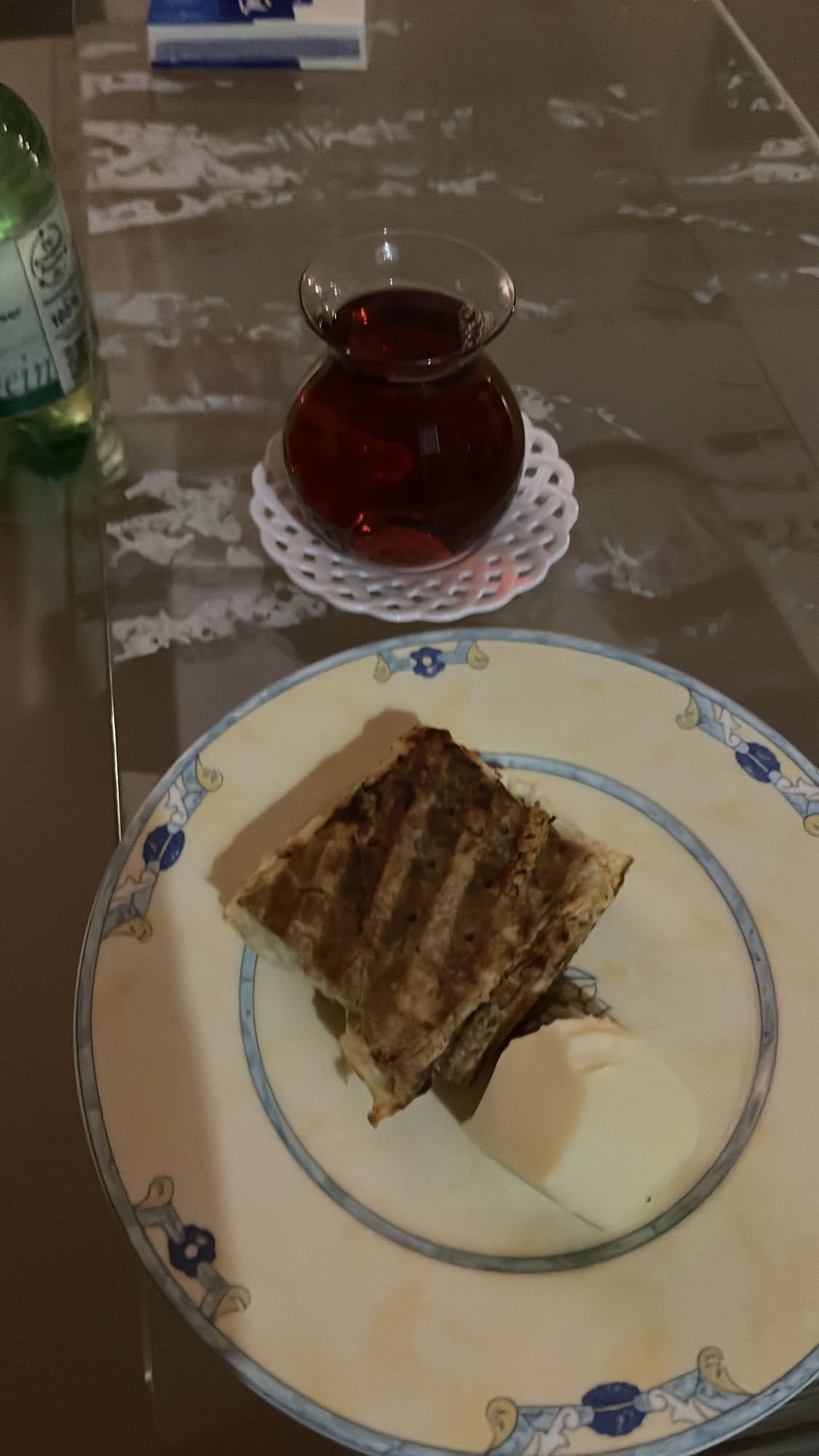 Kebap ve çay tabağı