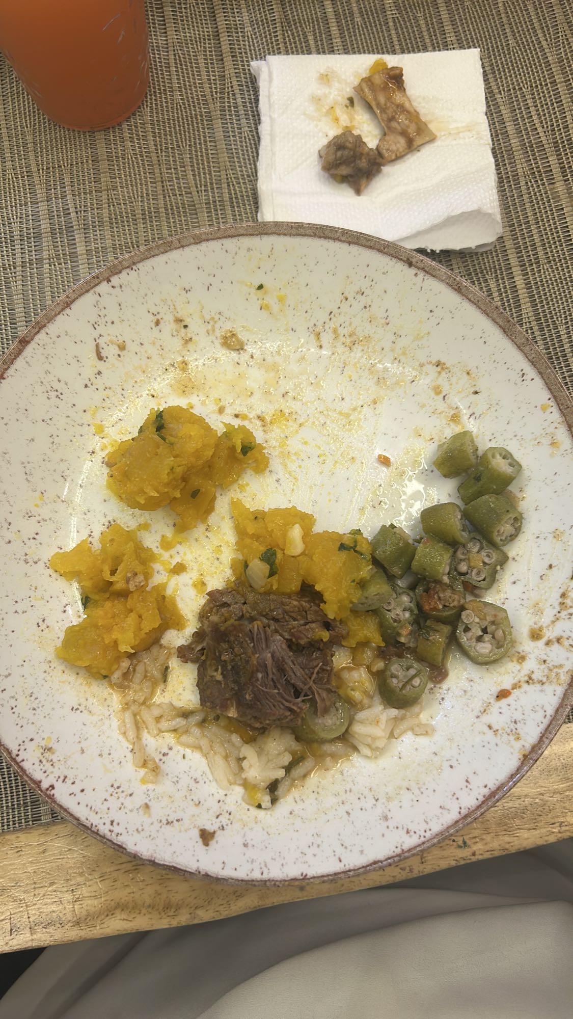 Carne, abóbora, quiabo e arroz