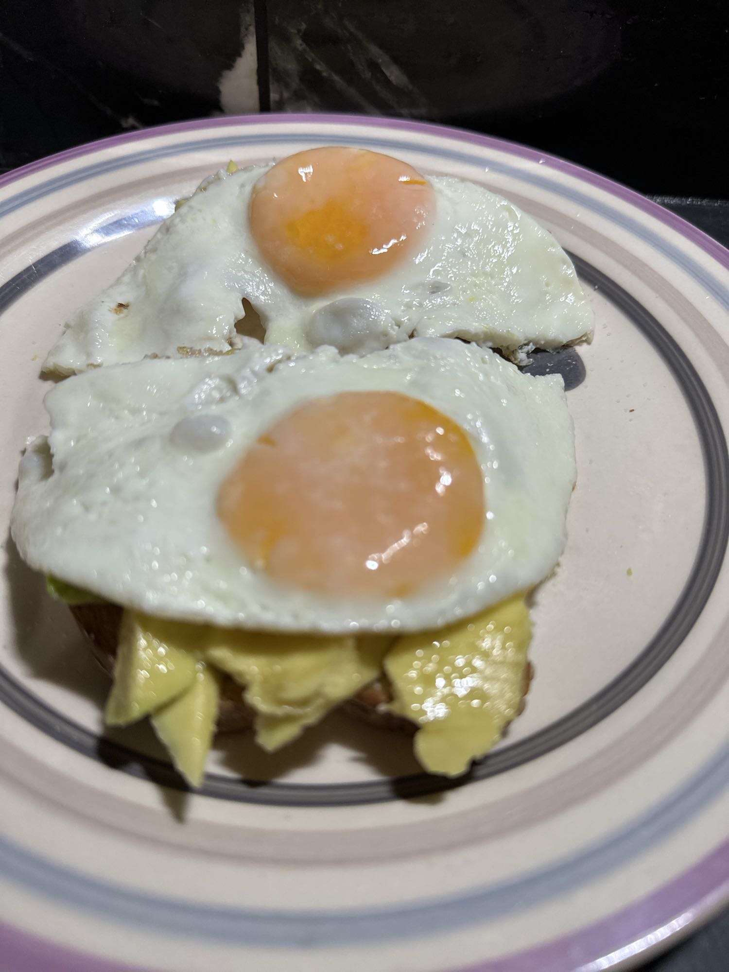 Tostadas con huevo y aguacate