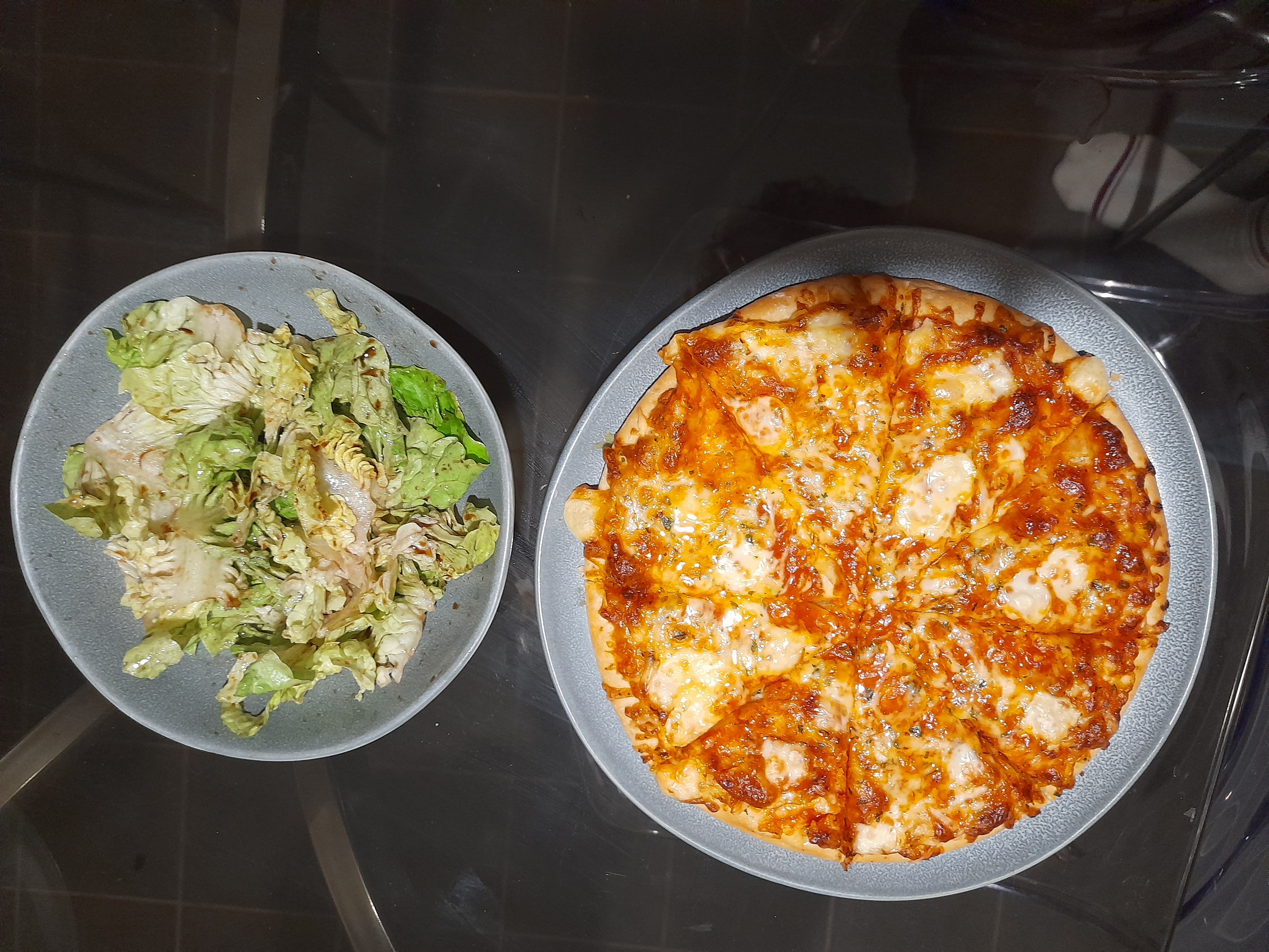 Pizza et salade verte