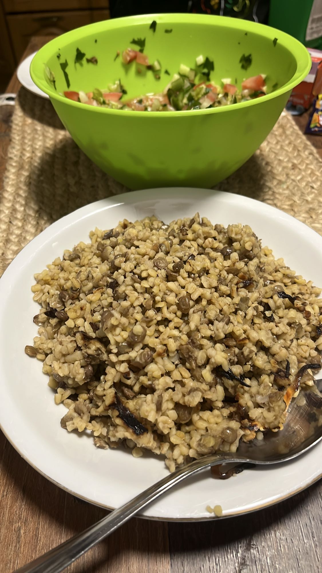 Mercimekli bulgur pilavı ve salata