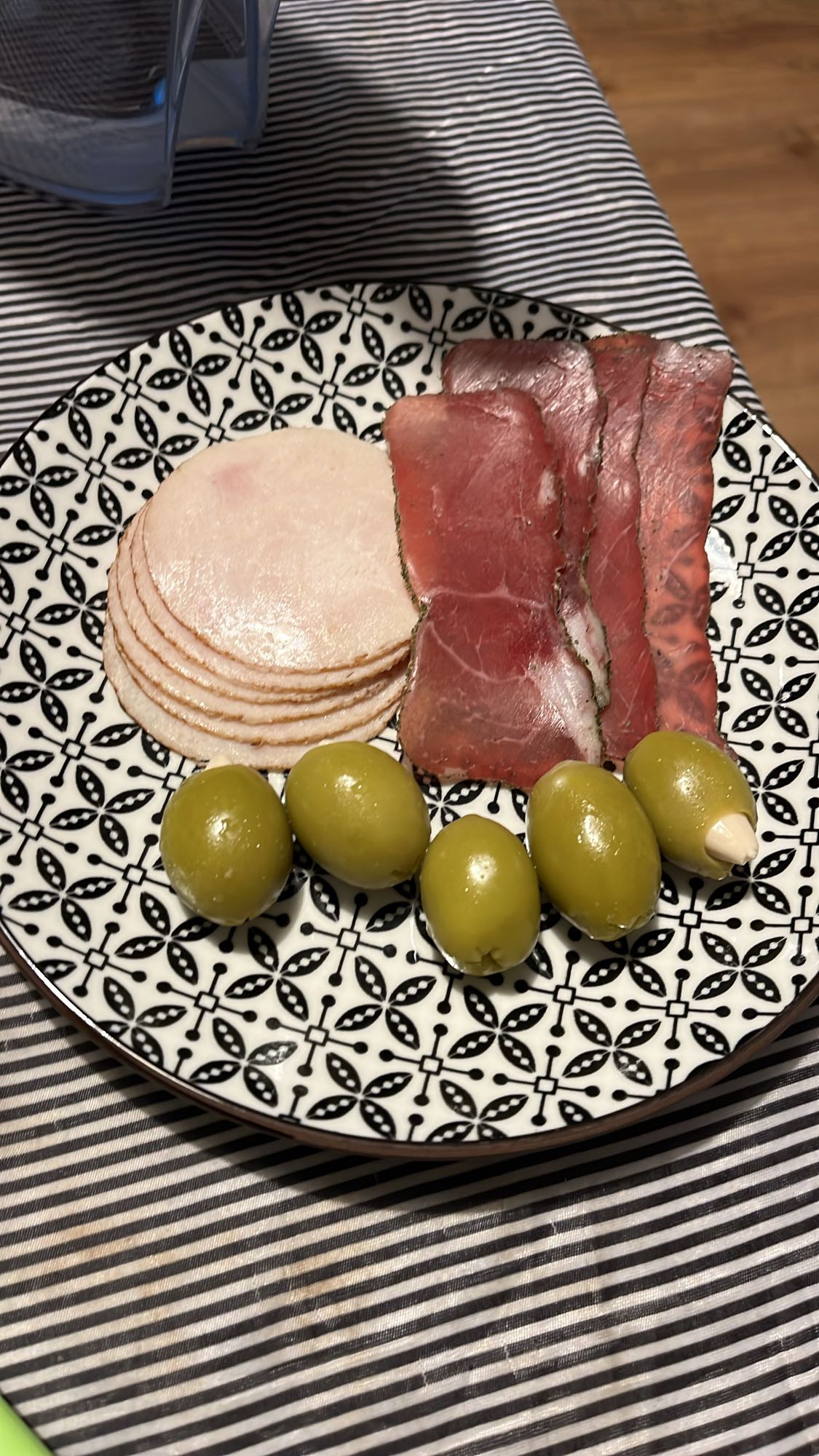 Месо и маслини