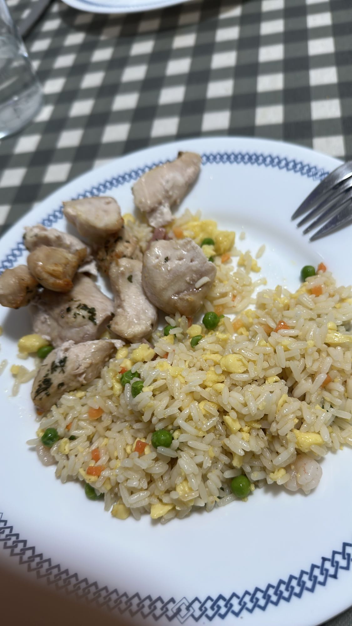 Pollo con arroz frito