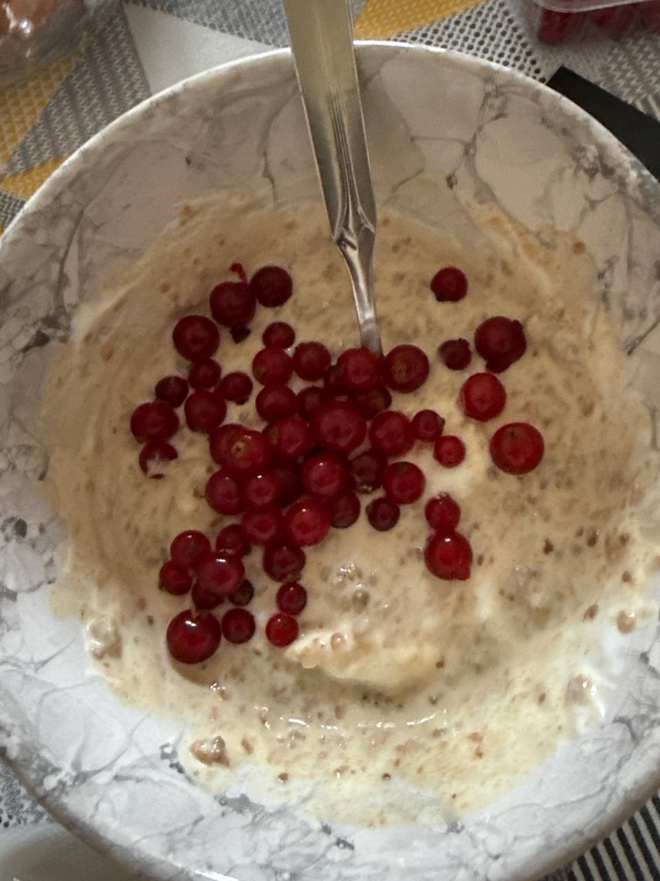 Granola with yoghurt and fresh berries