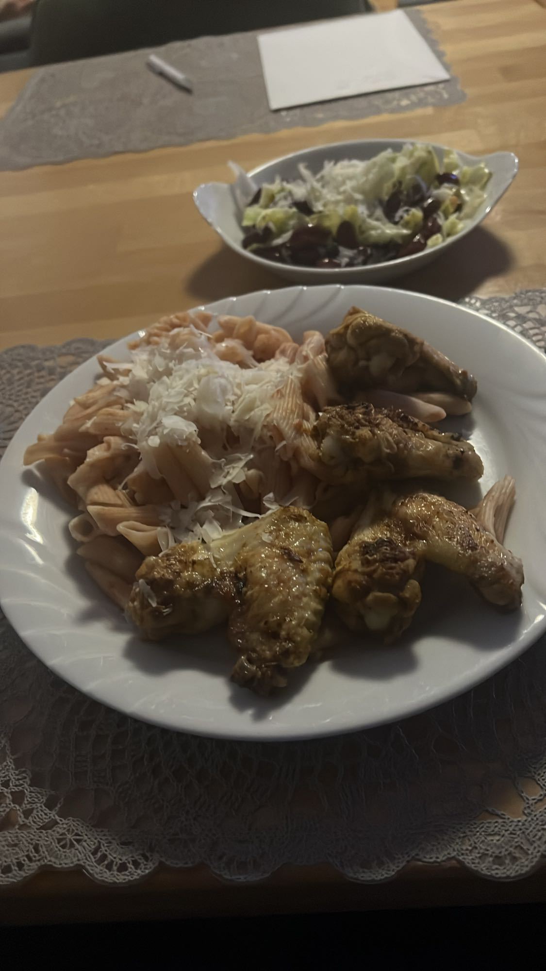 Pasta mit Hähnchenflügeln und Salat