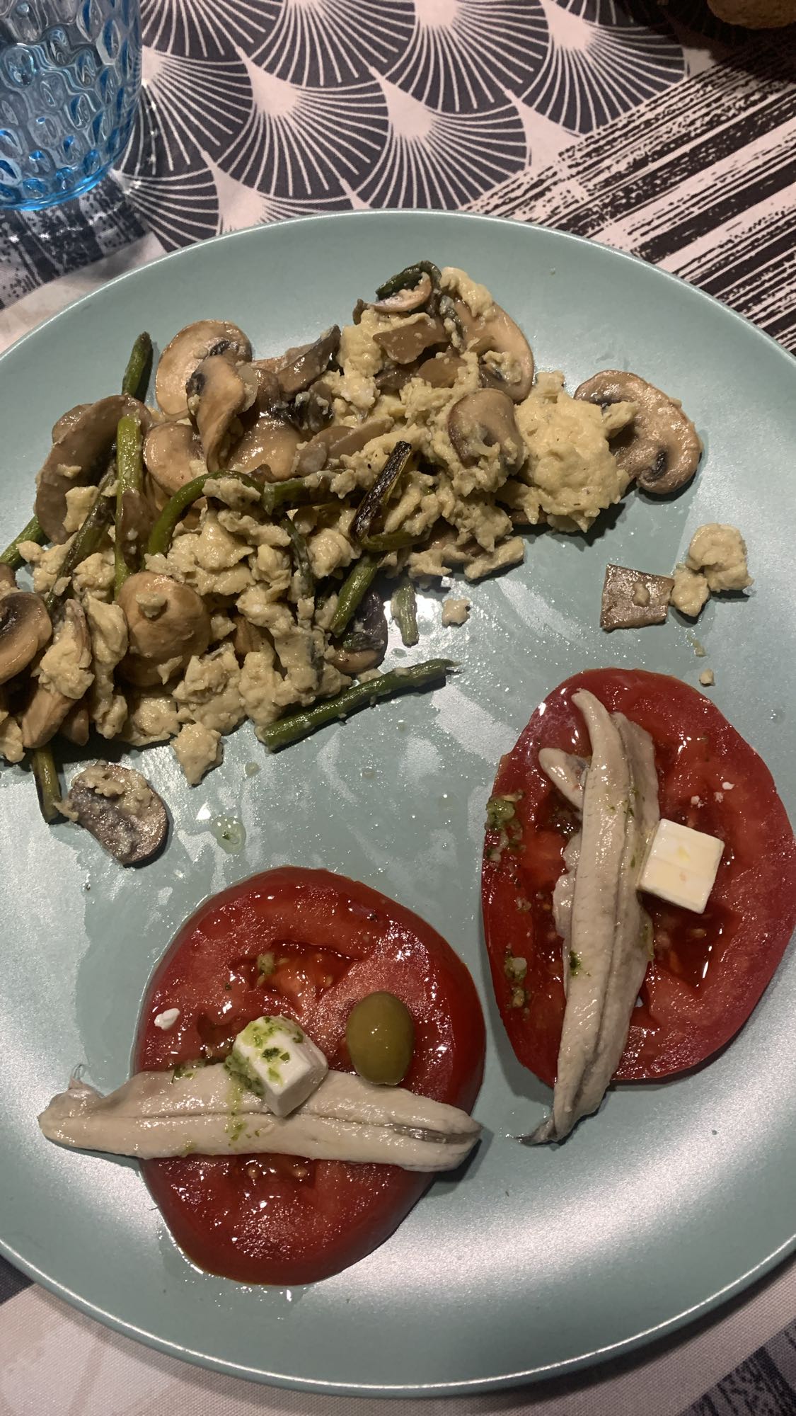 Huevos con verduras y tapas