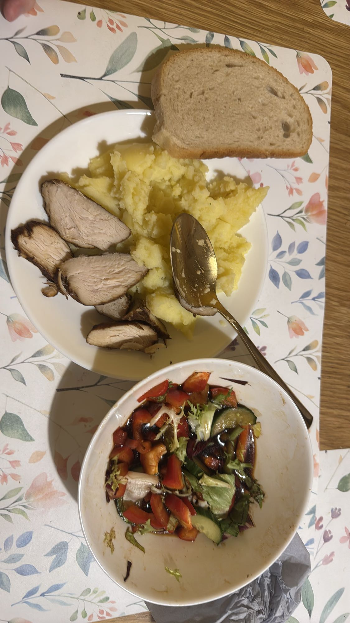 Курица с пюре и салатом