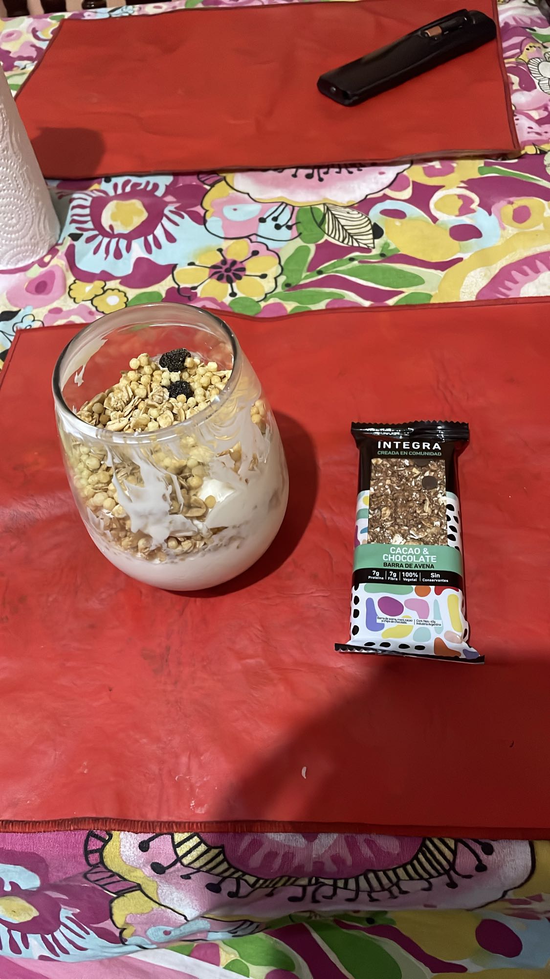 Yogur griego con granola, stevia y barra de avena con chocolate