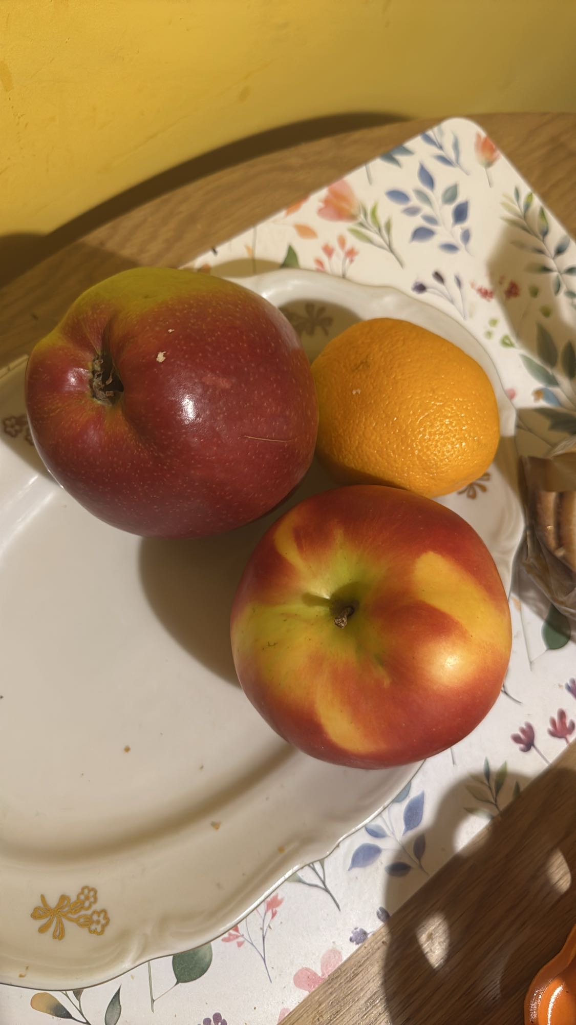 яблоки и апельсин