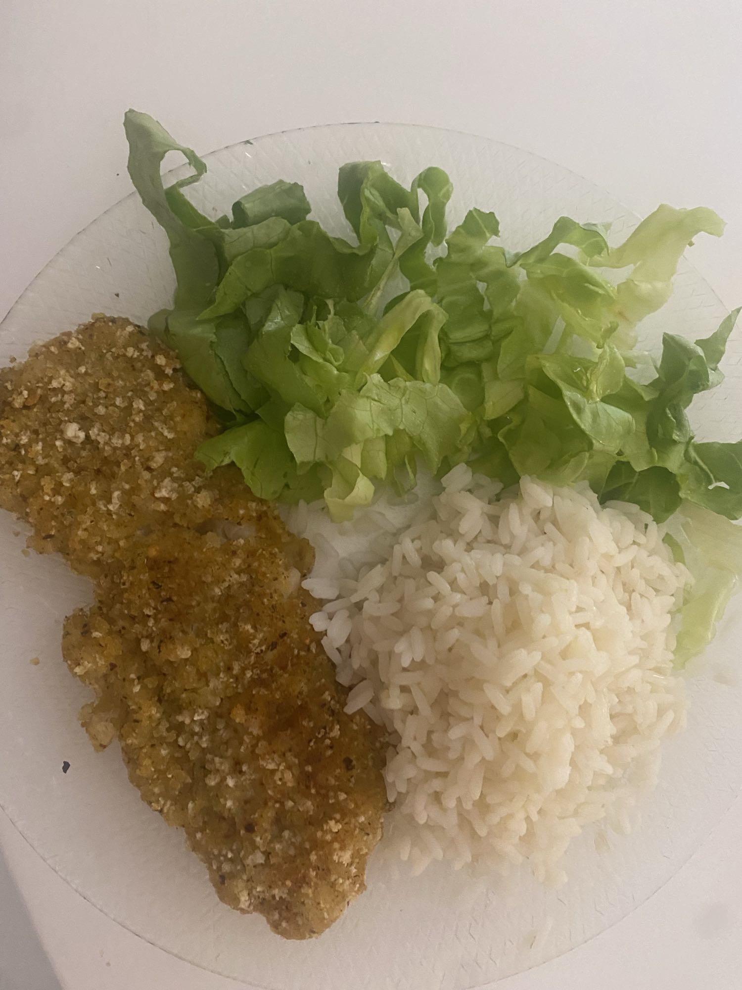 Pollo empanizado con arroz y lechuga