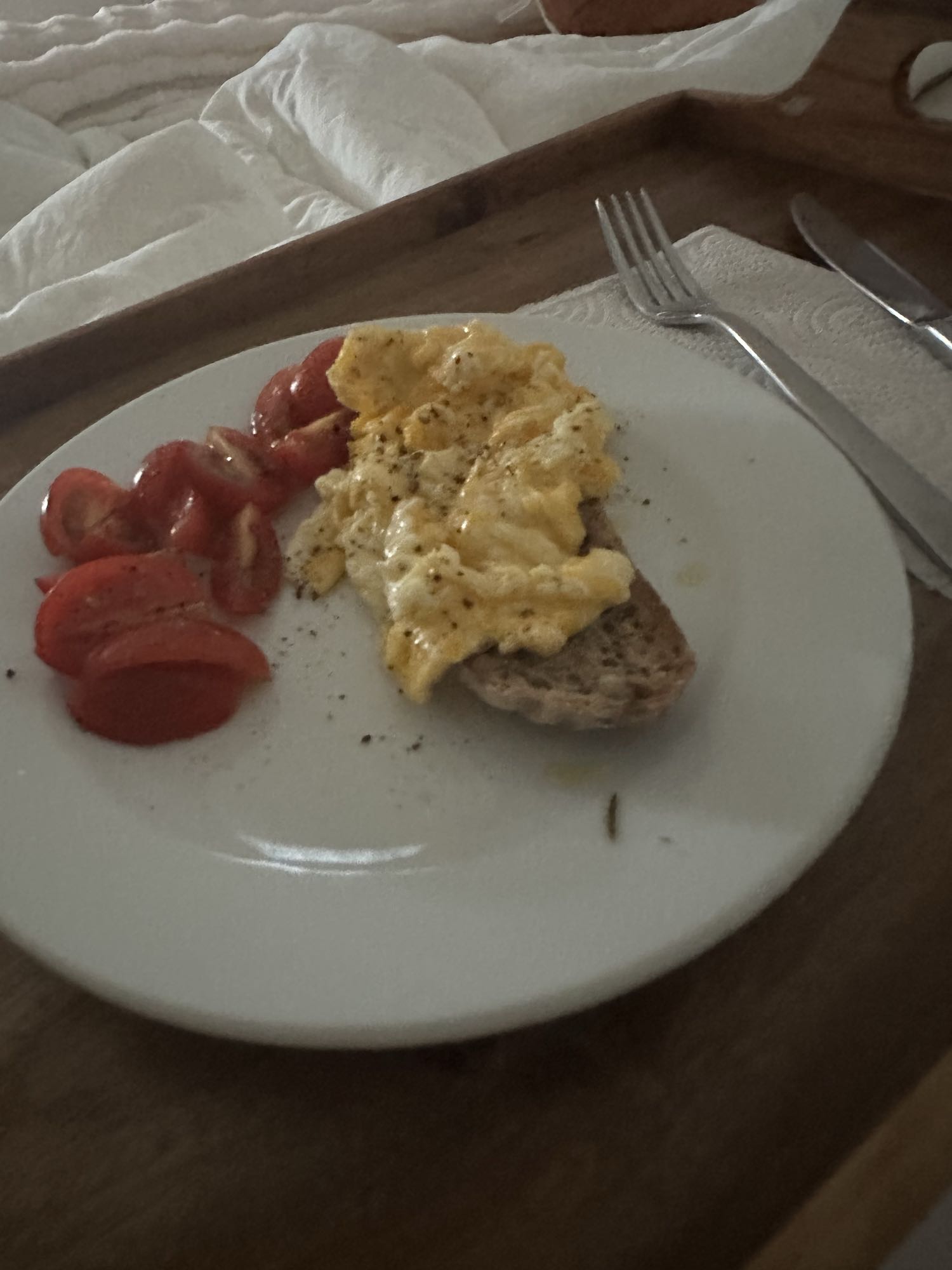 Tostada con huevo y tomate
