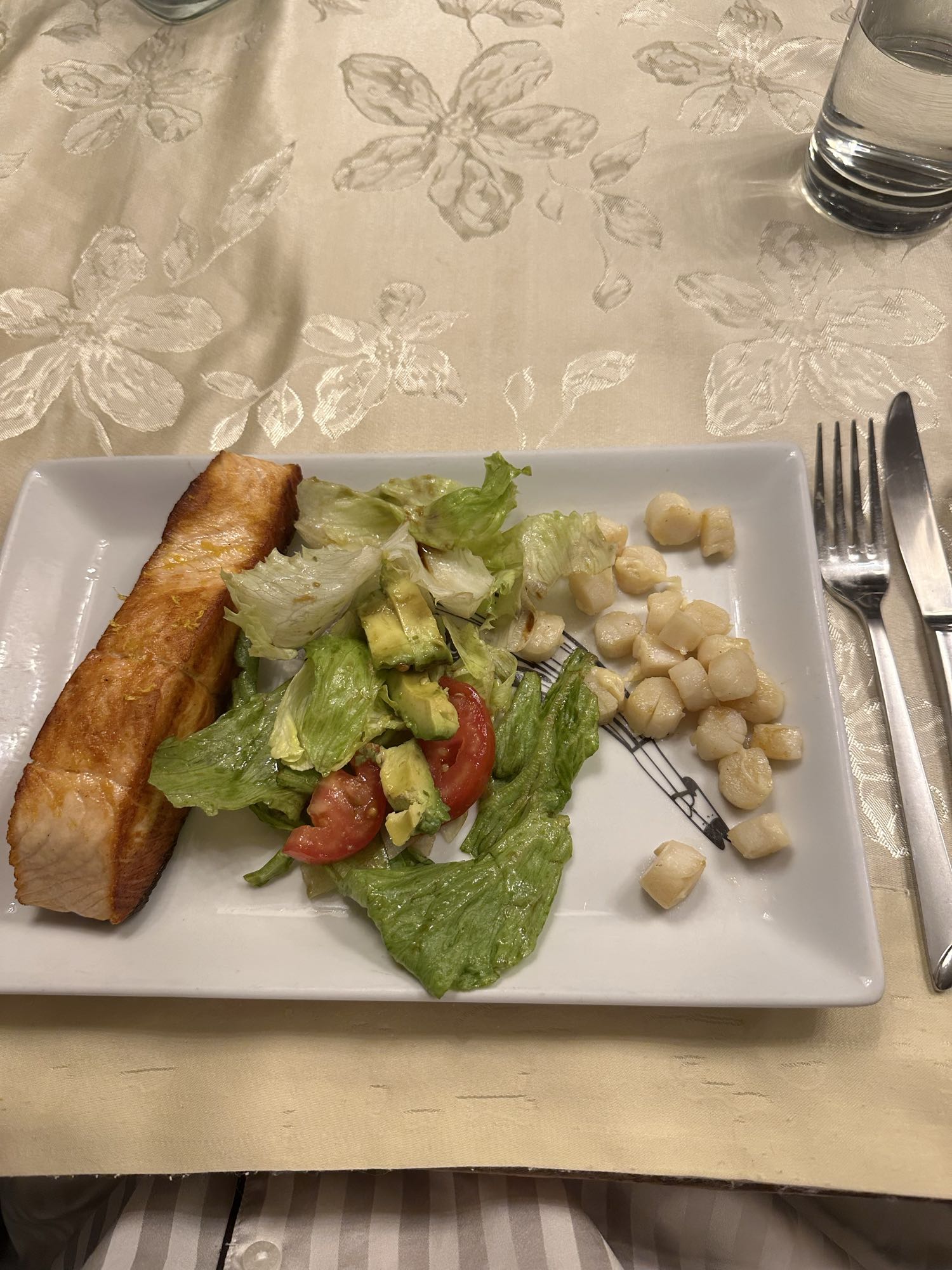 Salmón con ensalada