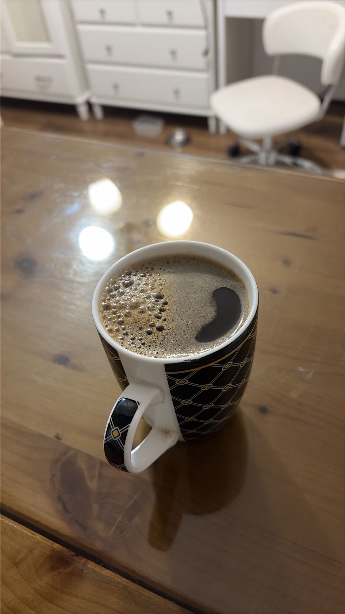 Cafea neagră simplă cu puțină scorțișoară