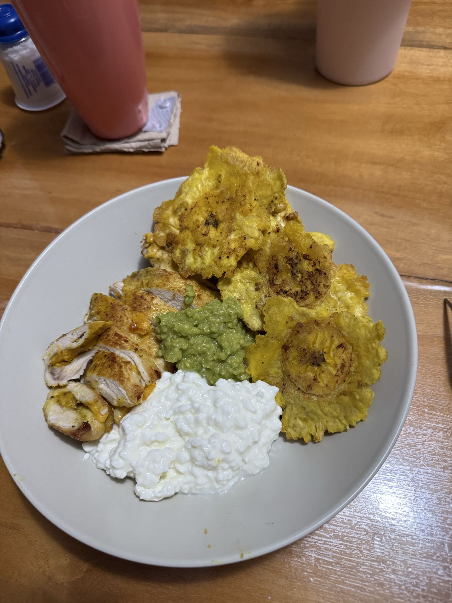 Pollo con tostones y guac