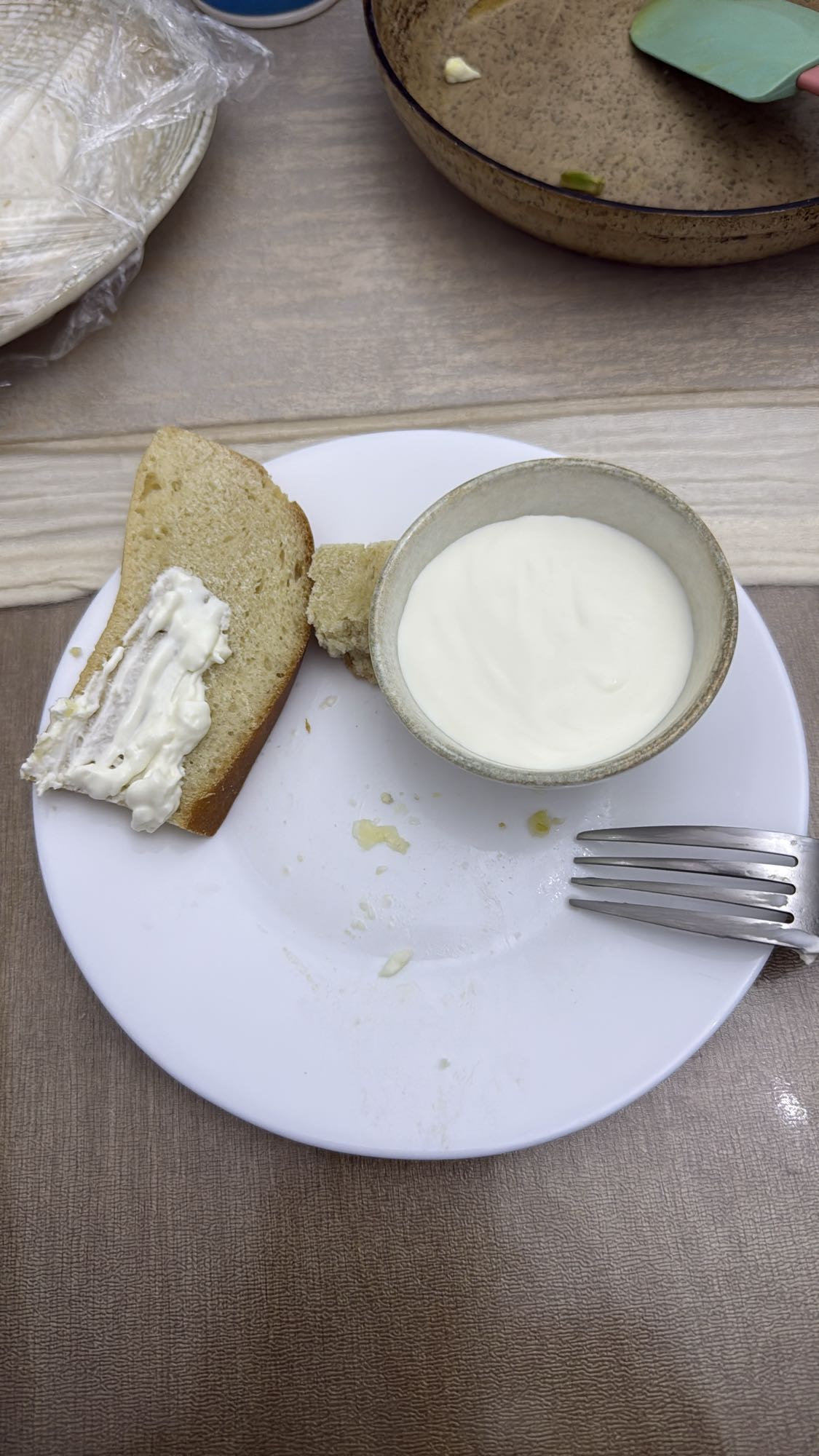 Хлеб с маслом и йогурт