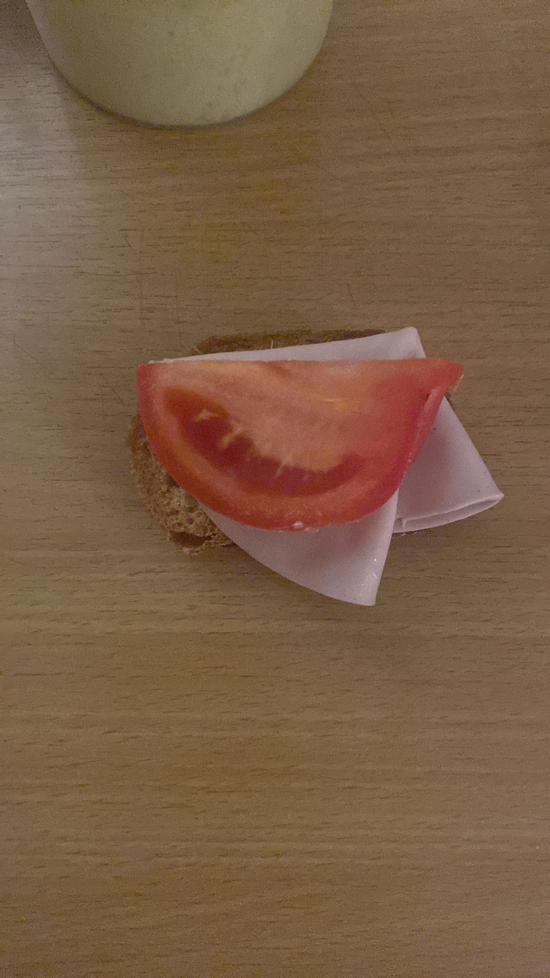 kanapka z szynką i pomidorem