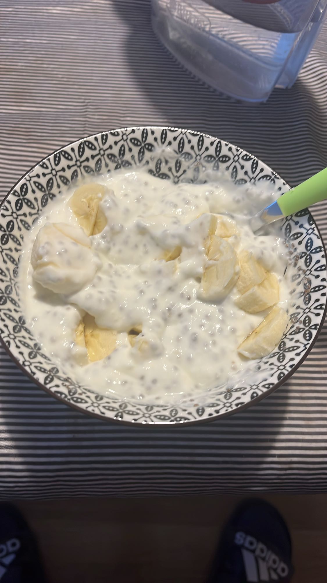 Кисело мляко с банан и чиа