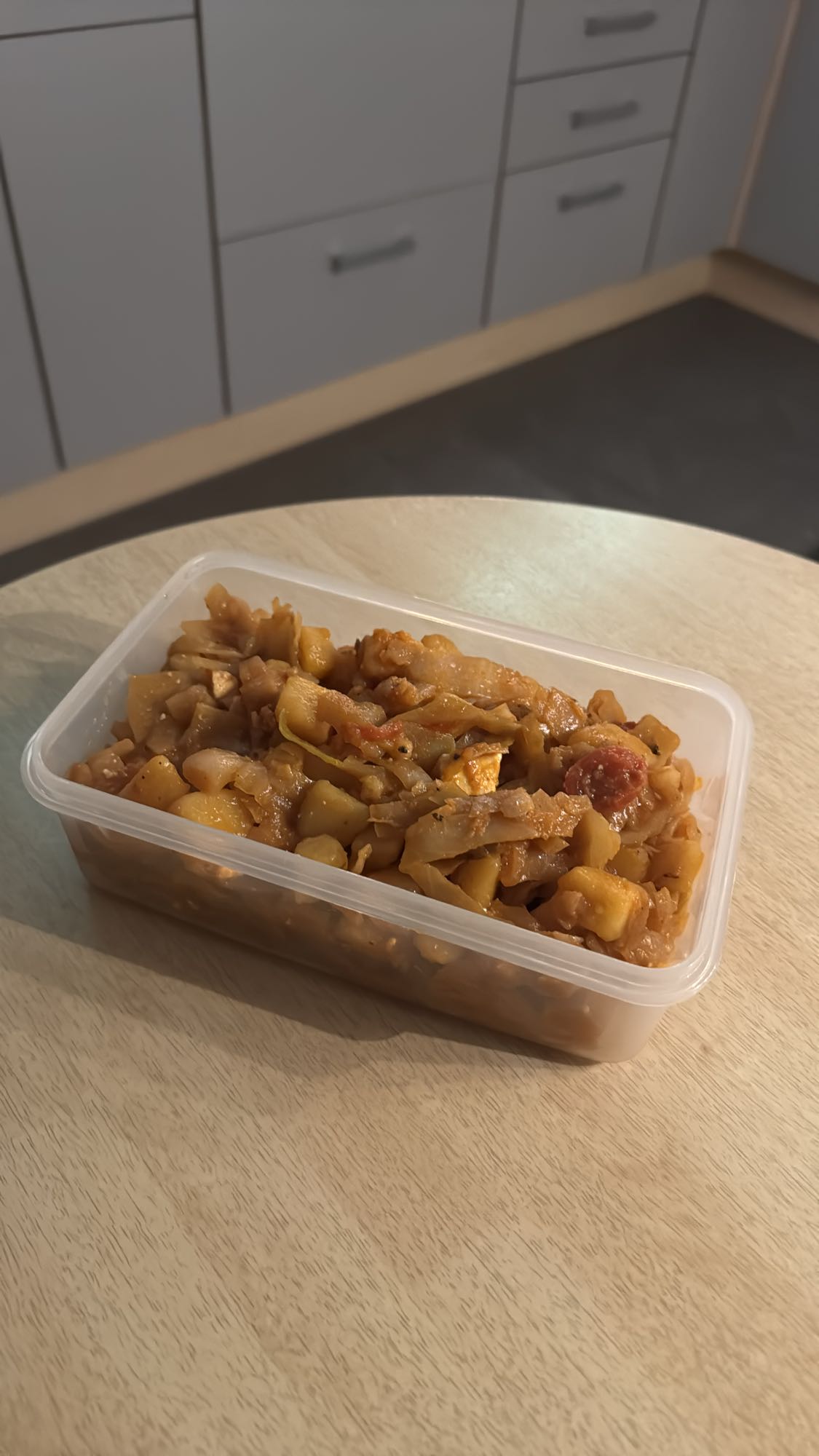 Gekochtes Gemüse mit Tomaten, Schafskäse, Kartoffeln und Zwiebeln