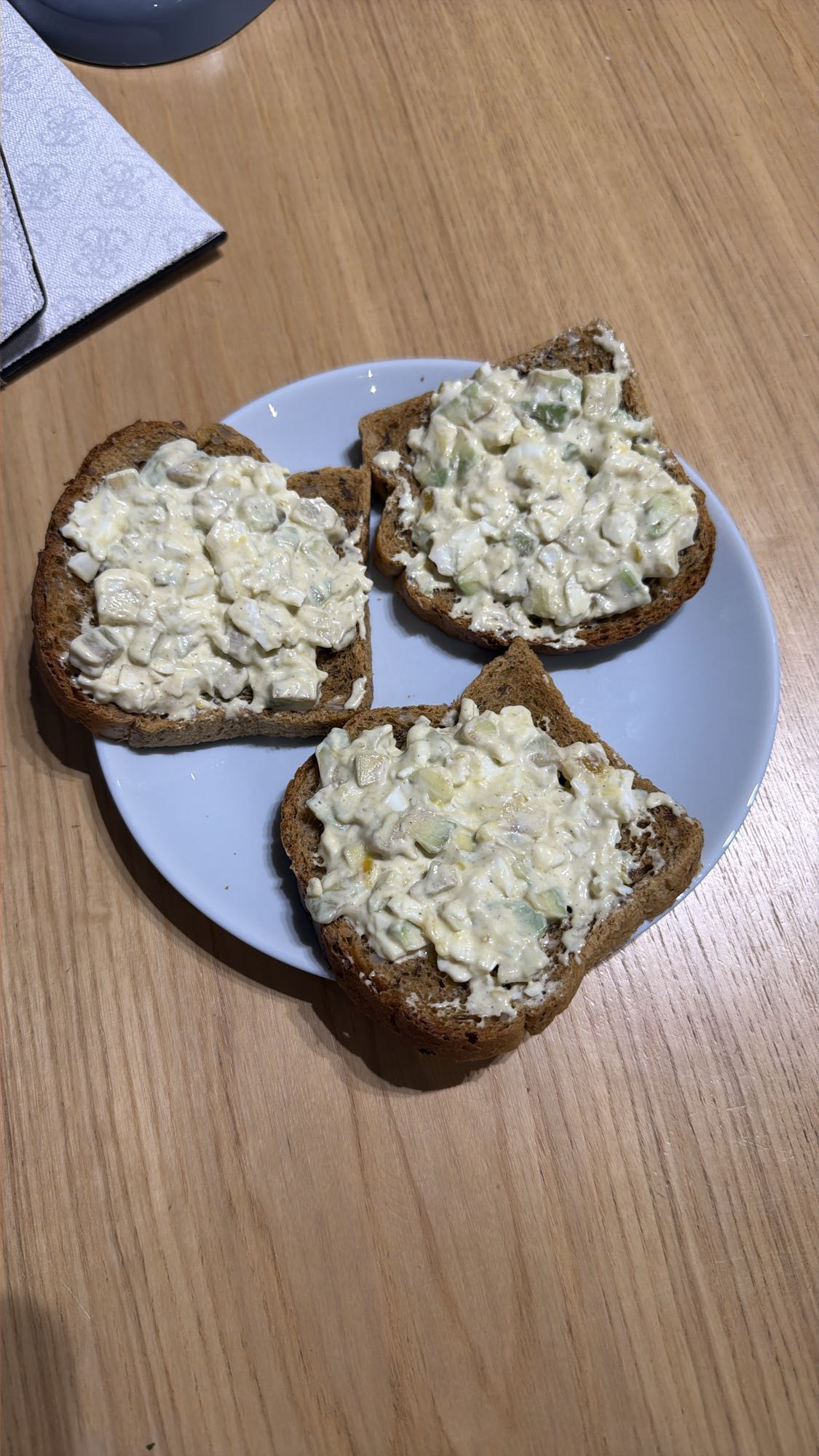 Chleb z pastą jajeczną i awokado