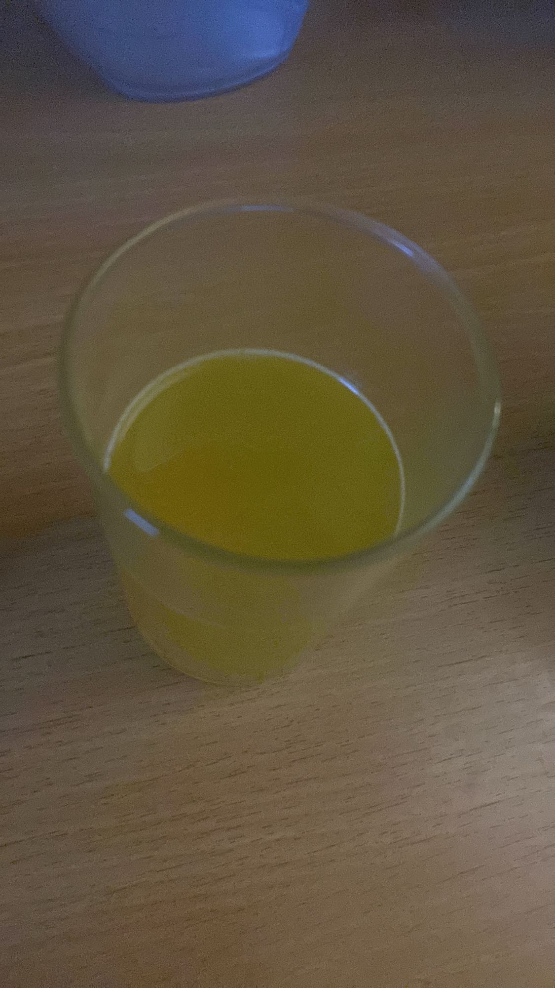 szklanka soku pomarańczowego