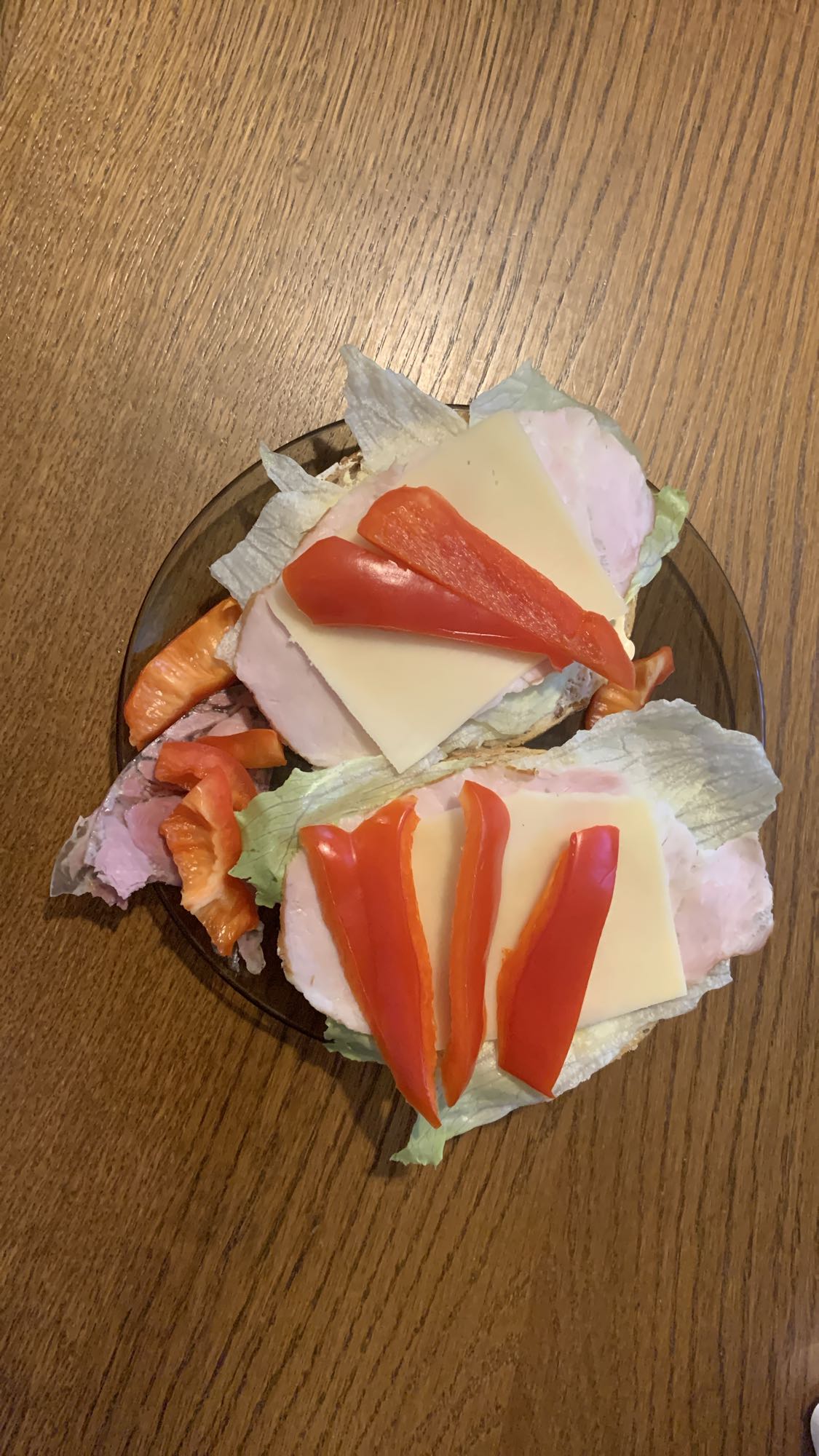 Kanapki z szynką i papryką