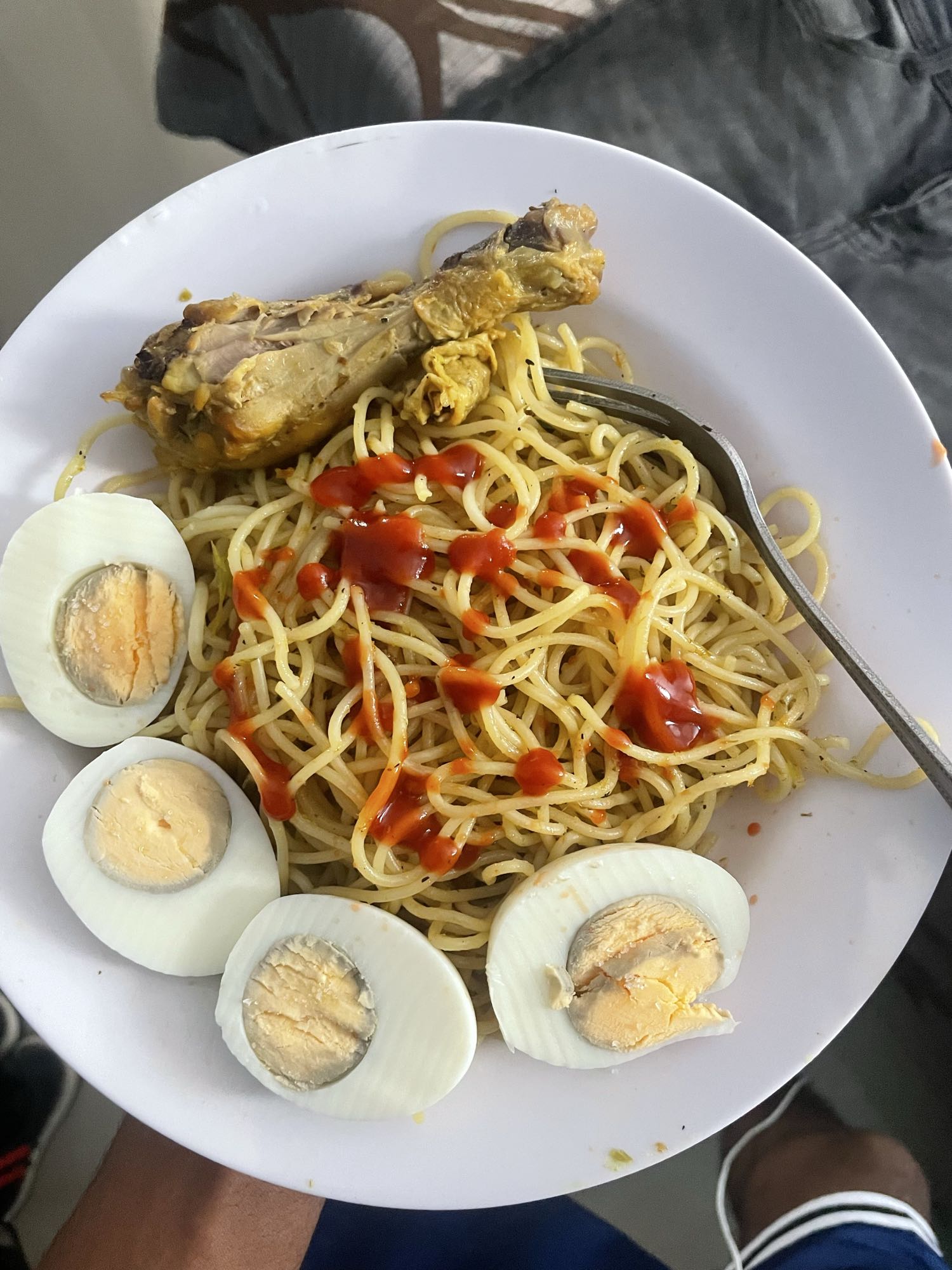 Espaguetis con pollo y huevo