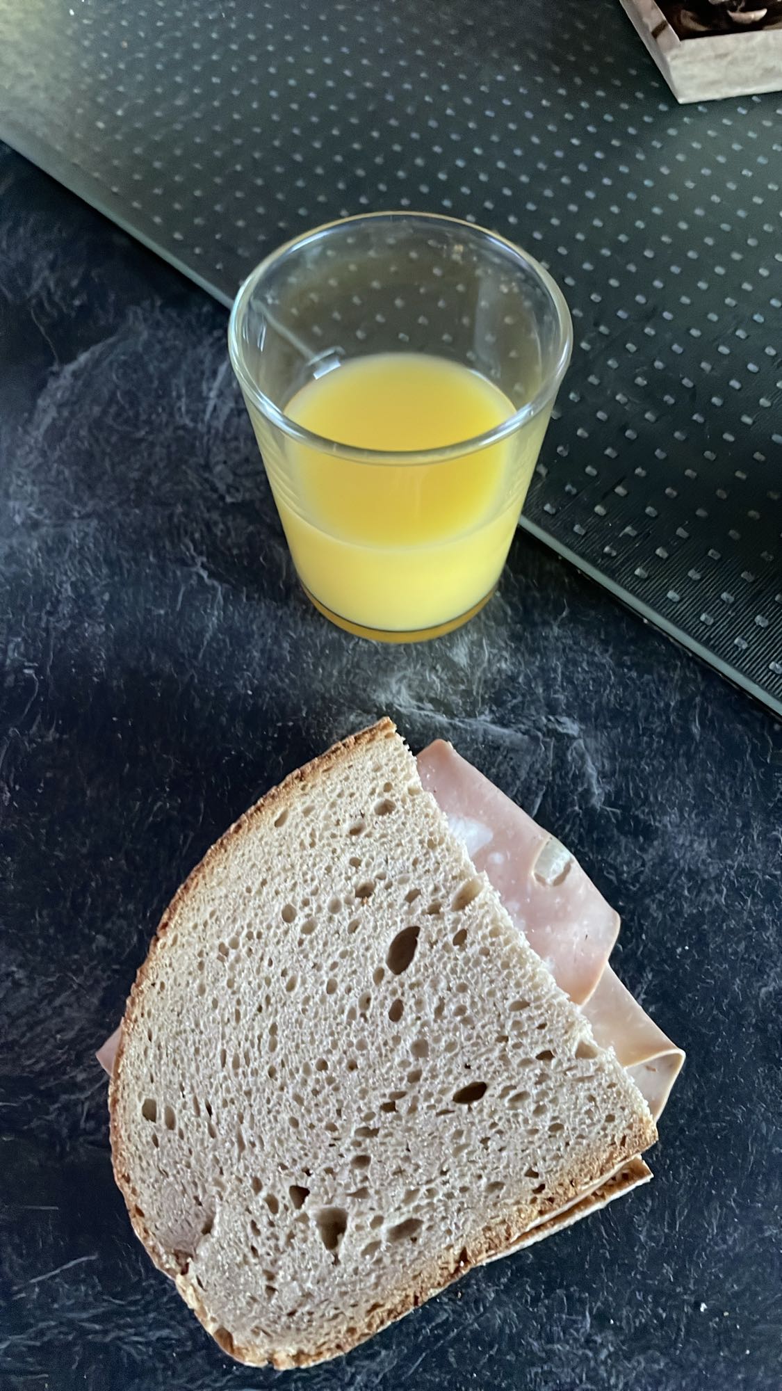 Sandwich et jus d'orange