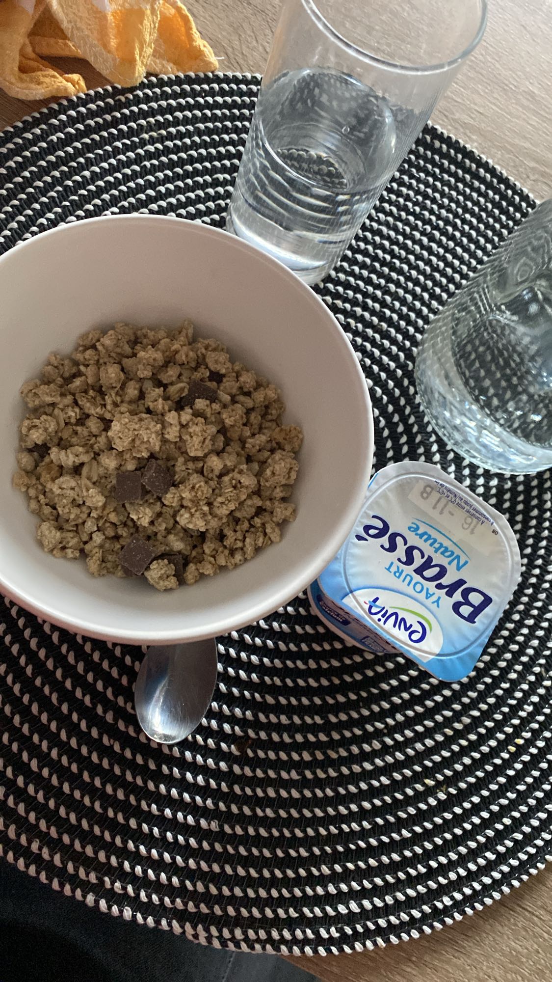 Granola et yaourt nature