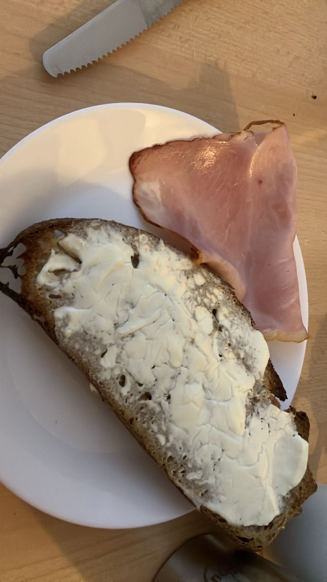 Pão com requeijão e presunto