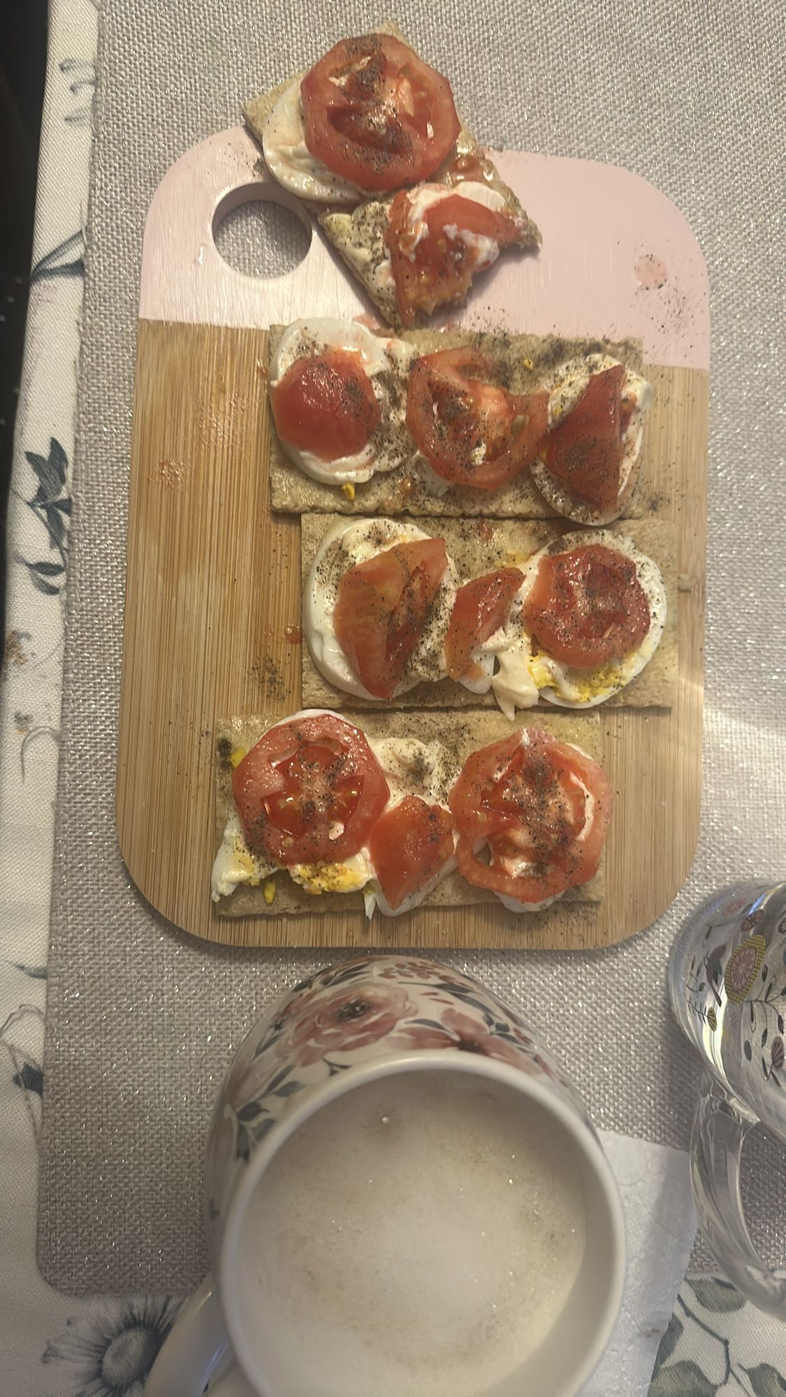 Kanapki z jajkiem i pomidorem