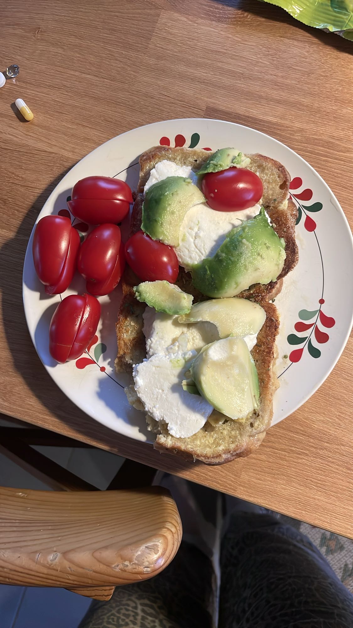 Tost z awokado i pomidorem