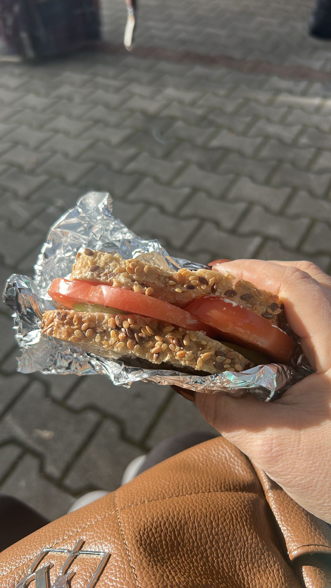 Kanapka z ziarnami i pomidorem